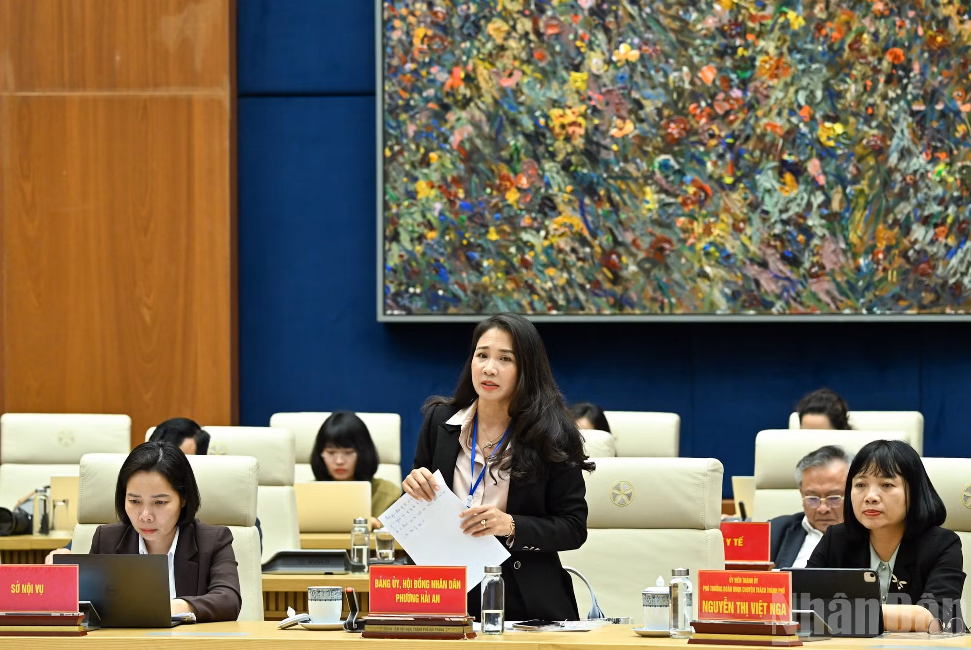 La secretaria del Comité del Partido y presidenta del Consejo Popular del barrio de Hai An, Nguyen Thi Thu, presenta el informe en la sesión.