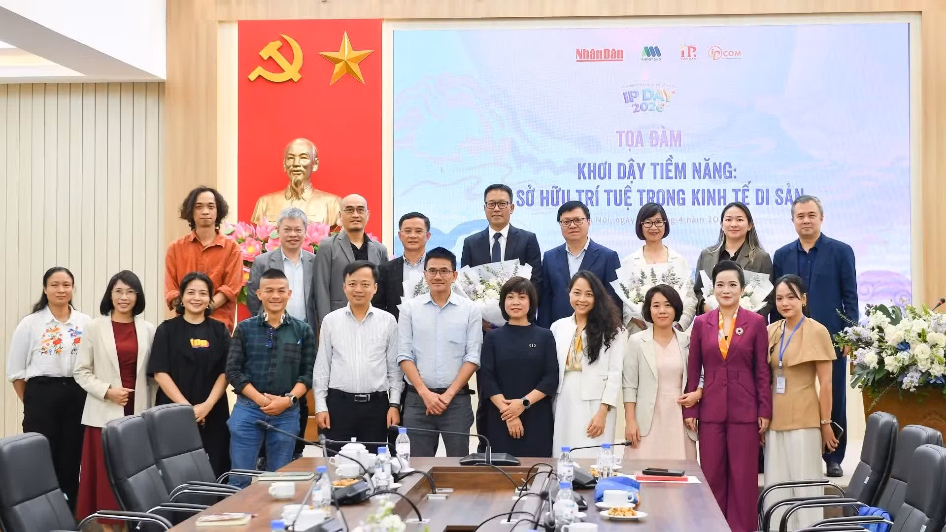 El presidente editor del periódico Nhan Dan, Le Quoc Minh, y delegados asisten al evento.