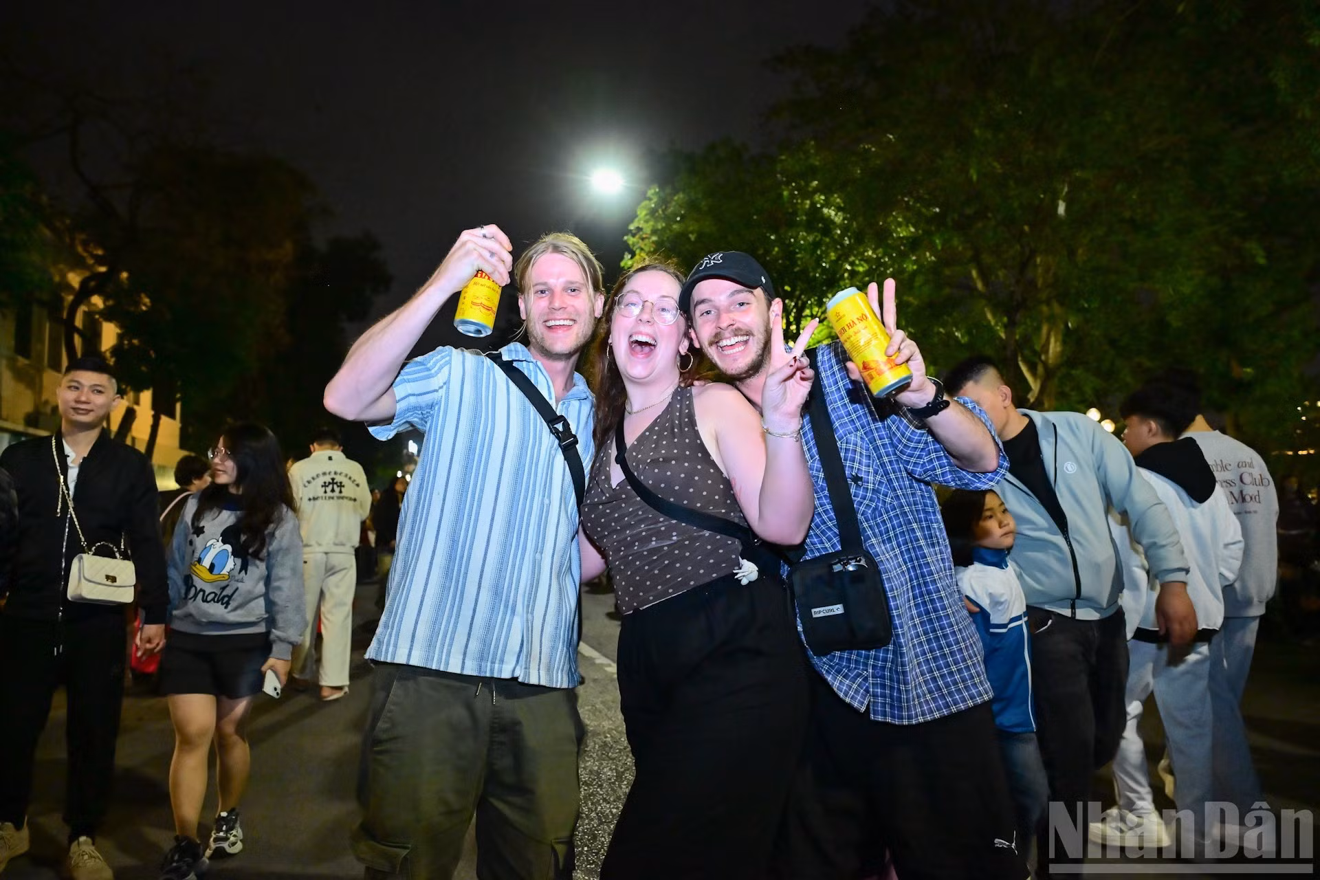 Un grupo de turistas australianos celebra por primera vez el Año Nuevo en Vietnam.