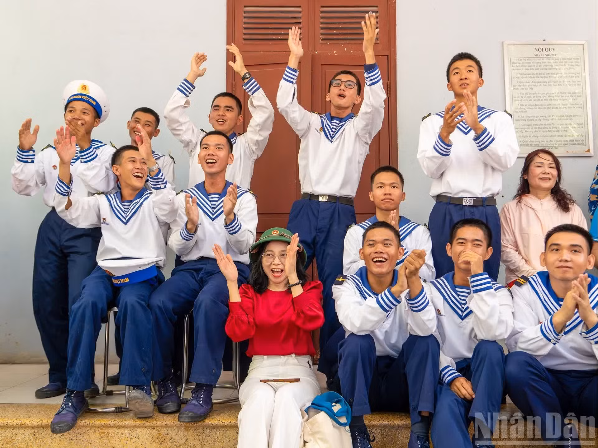 El intercambio artístico genera un ambiente de entusiasmo y fortalece los vínculos entre los jóvenes artistas y los oficiales, soldados y habitantes de las islas de Truong Sa.