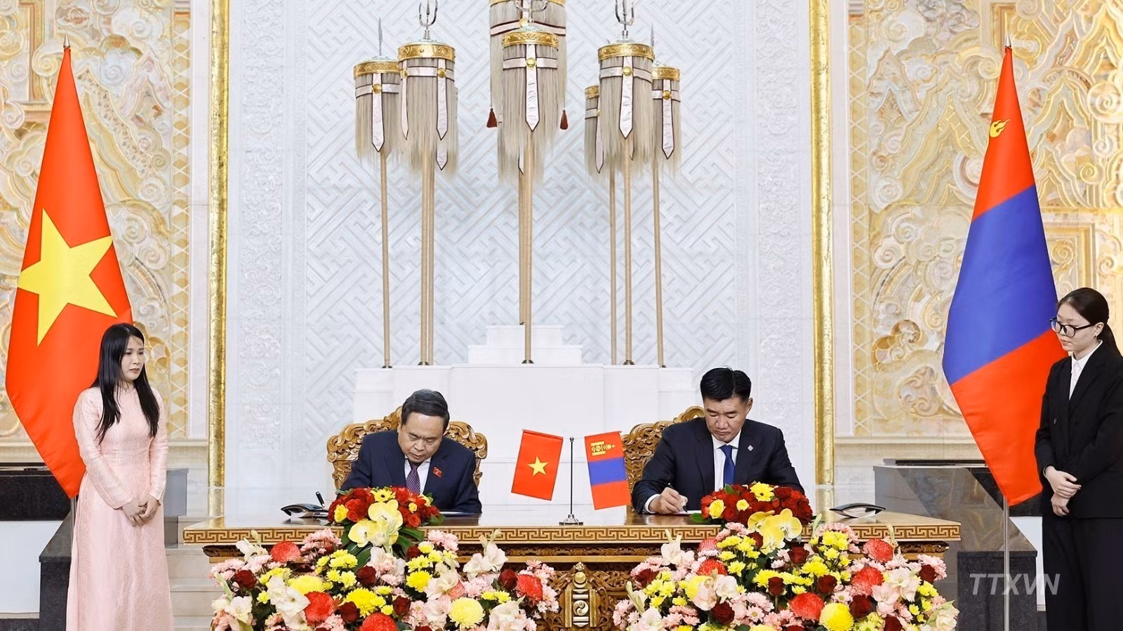 Tran Thanh Man y Sandag Byambatsogt firman un Memorando de Entendimiento sobre cooperación entre la Asamblea Nacional de Vietnam y el Parlamento de Mongolia. (Foto: Doan Tan/VNA)