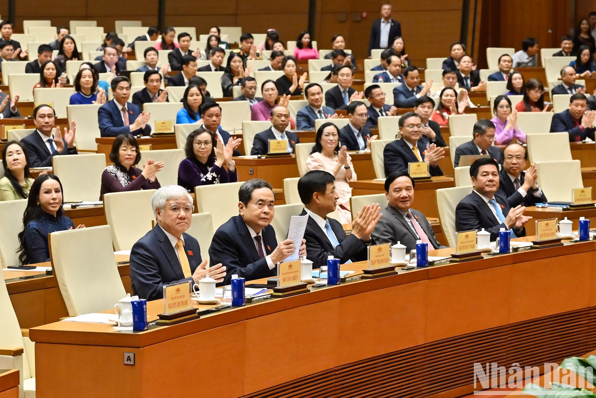 El presidente de la Asamblea Nacional, Tran Thanh Man, y los delegados participantes en la ceremonia.