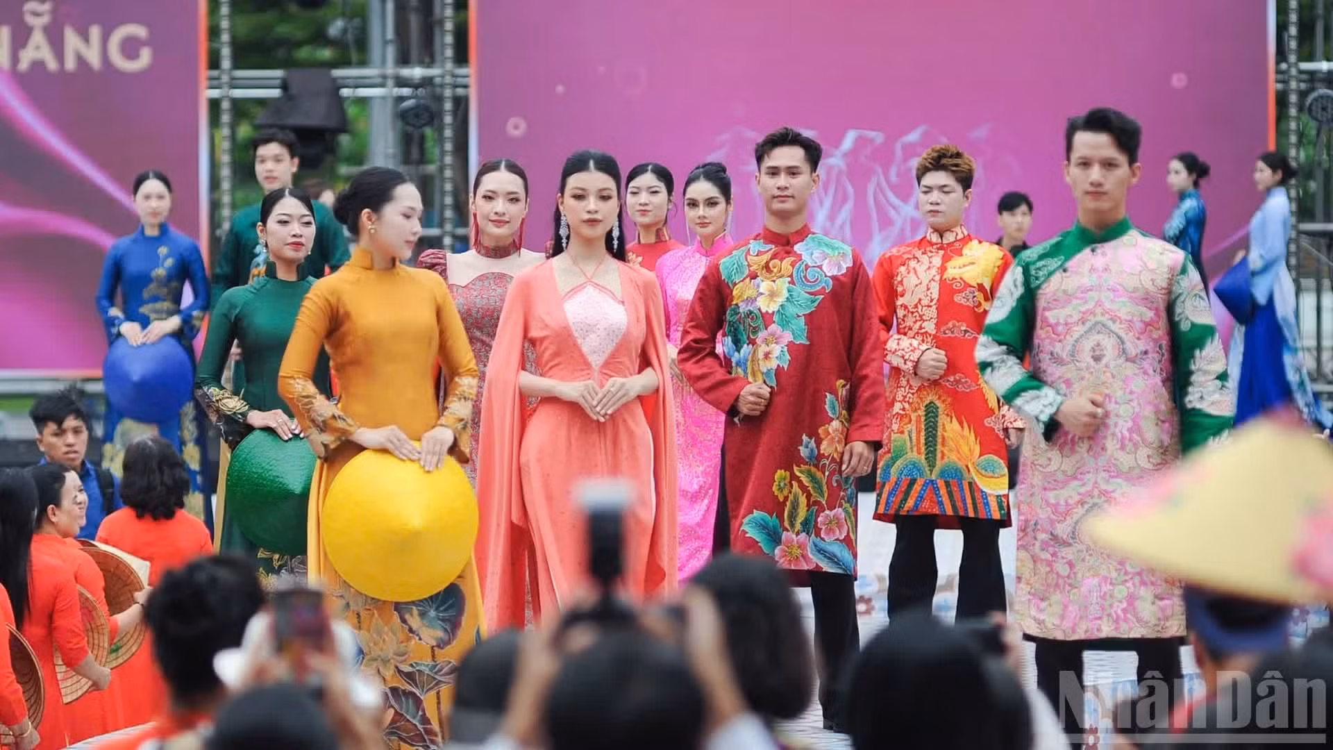 El festival pretende fomentar el uso cotidiano del ao dai (el atuendo tradicional vietnamita), al tiempo que promueve su valor patrimonial mediante su adaptación a las demandas modernas.