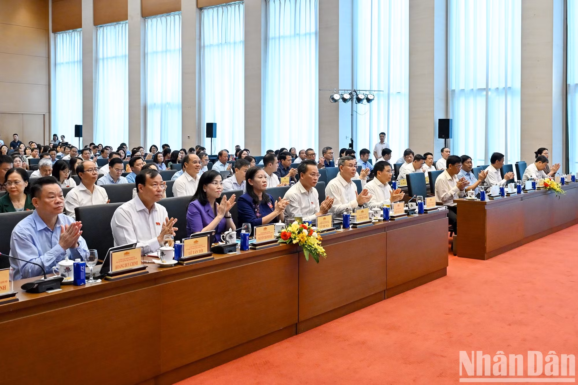 El viceprimer ministro Nguyen Van Thang y otros delegados asisten a la conferencia.