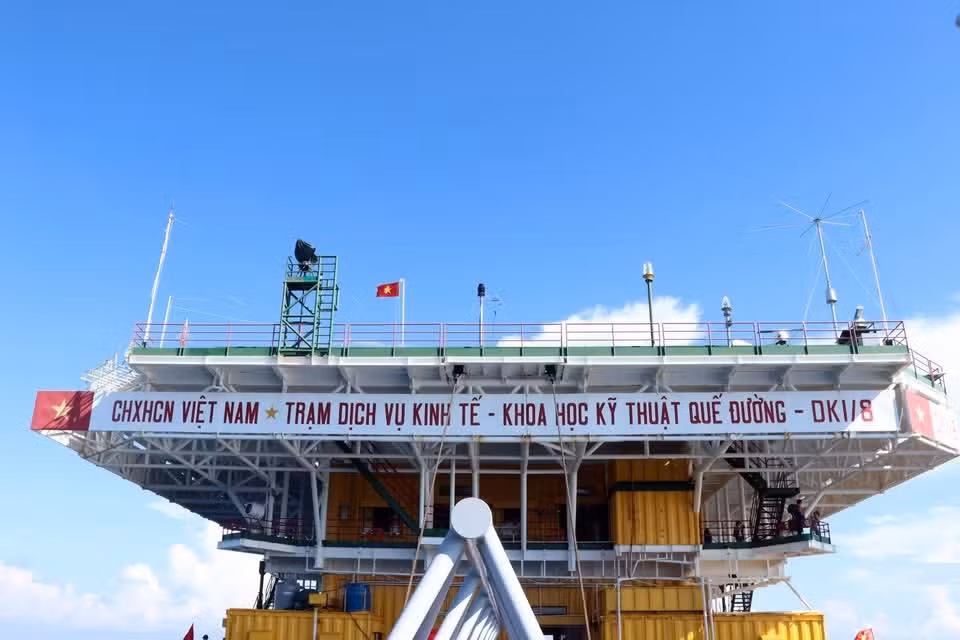 La bandera nacional vuelve a ondear sobre la Estación de Servicios Económicos, Científicos y Técnicos de Que Duong, en la plataforma DK1/8. (Foto: VNA)
