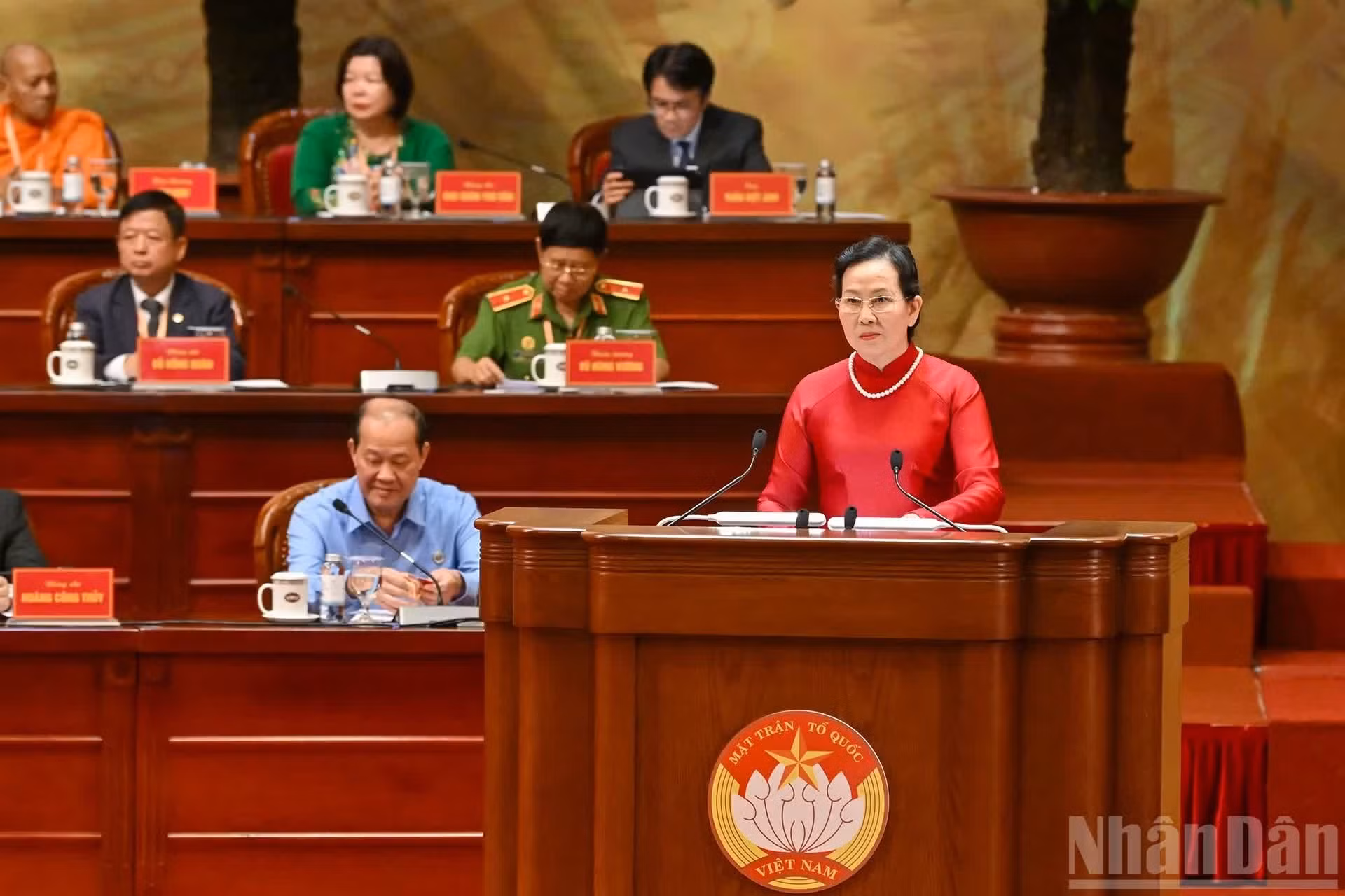 La presidenta de la Unión de Mujeres de Vietnam, Le Thi Thuy, presenta el informe en la cita