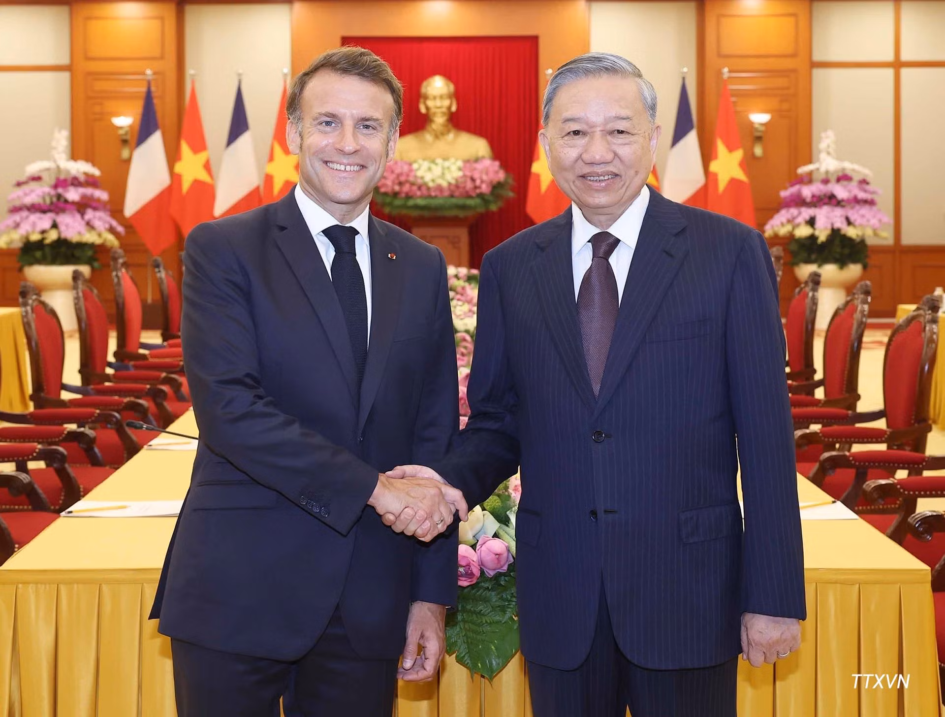 El secretario general del Partido Comunista de Vietnam, To Lam, recibe el 26 de mayo de 2025 al presidente de Francia, Emmanuel Macron, en ocasión de una visita de Estado de este. (Foto: VNA)