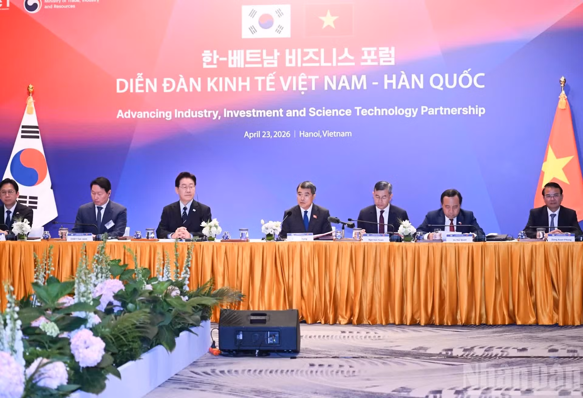 Previamente, el primer ministro Le Minh Hung y el presidente Lee Jae Myung asistieron a una mesa redonda con empresas de Vietnam y Corea del Sur.
