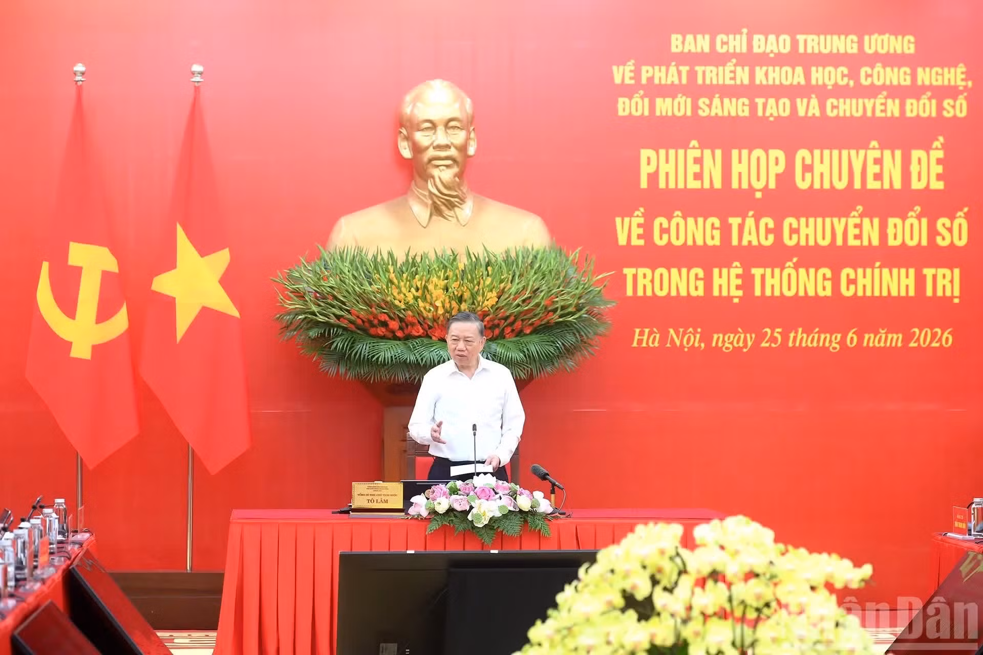 El secretario general del PCV y presidente de Vietnam, To Lam, interviene en la reunión.