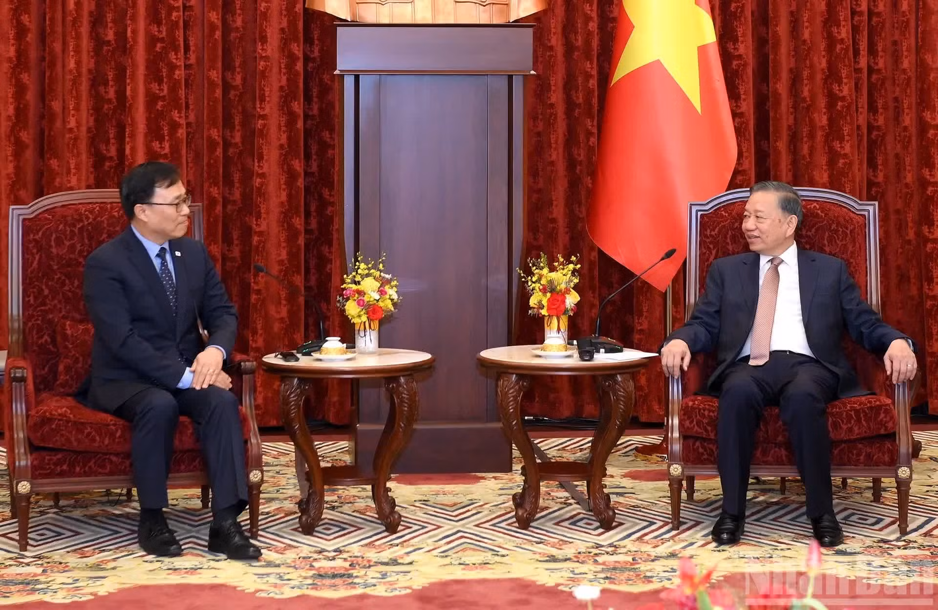 El secretario general del PCV y presidente de Vietnam, To Lam, recibe al embajador de Corea del Sur en Vietnam, Choi Youngsam.