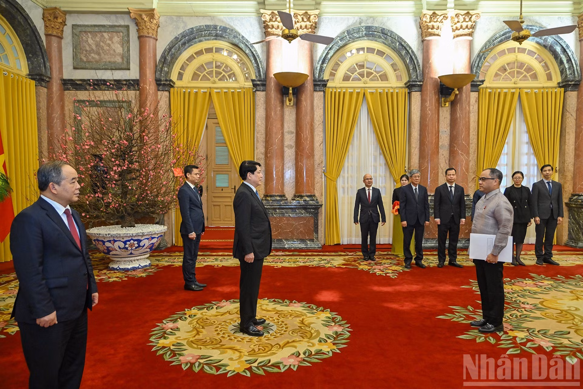 El embajador de Filipinas en Vietnam, Francisco Noel R. Fernandez III, presenta sus cartas credenciales al presidente de Vietnam, Luong Cuong.