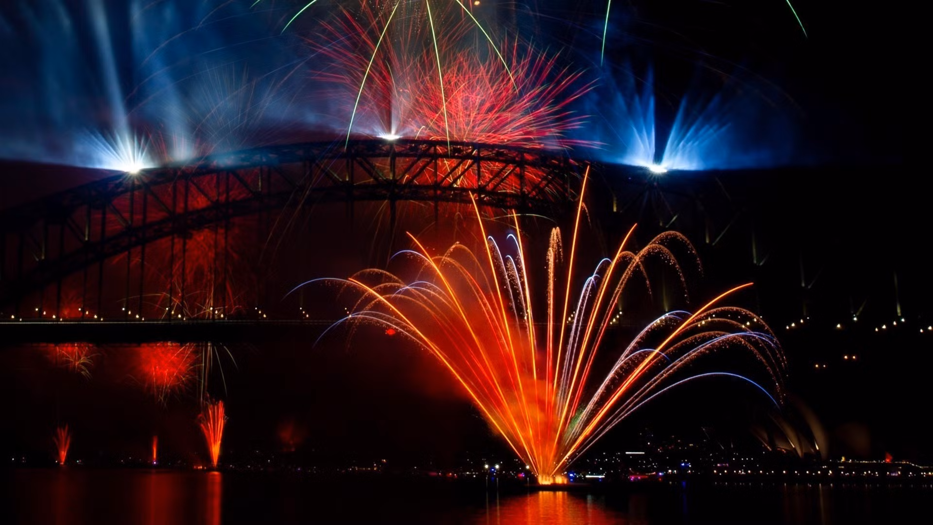 Fuegos artificiales deslumbran el cielo para dar la bienvenida al año 2026 en el puente del puerto de Sídney (Australia).