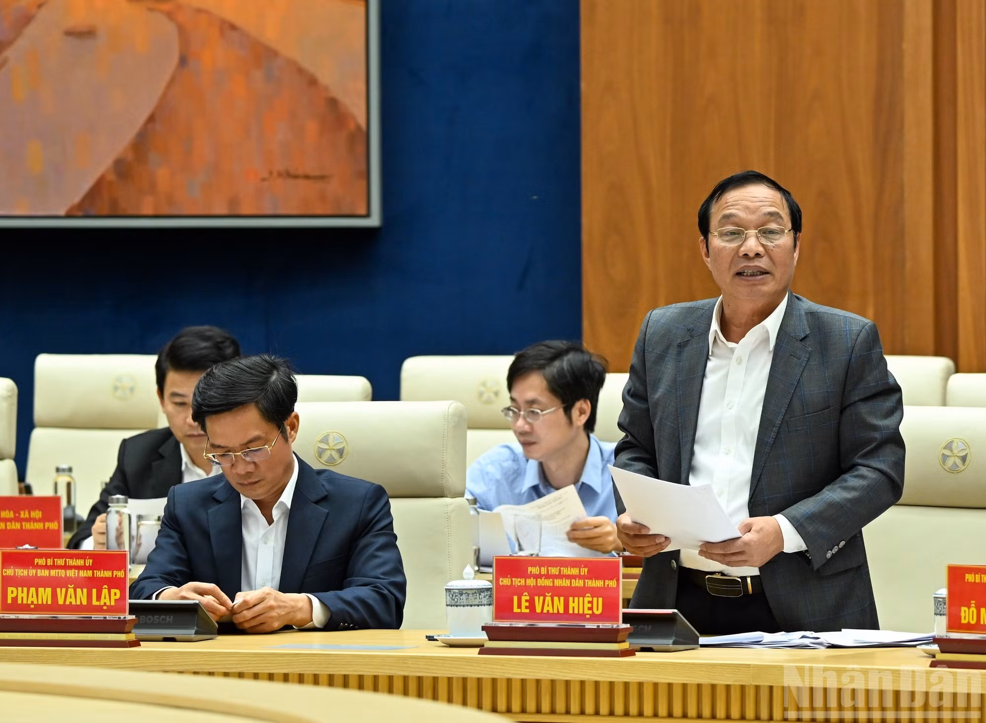 El presidente del Consejo Popular de Hai Phong, Le Van Hieu, presidente del Comité Electoral de la ciudad, presenta el informe en la sesión.