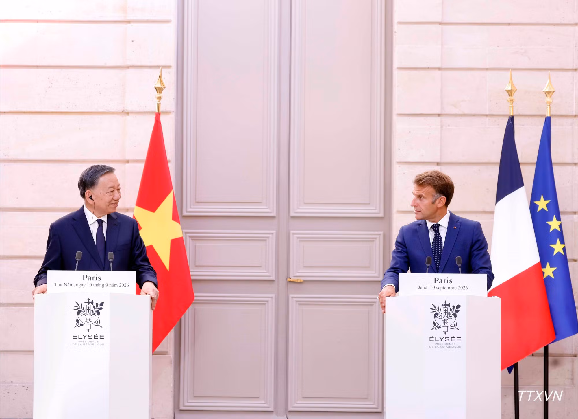 El secretario general del Partido Comunista de Vietnam y presidente del país, To Lam, y el presidente francés, Emmanuel Macron, se reúnen con la prensa para informar sobre los resultados de sus conversaciones. (Foto: Thong Nhat/VNA)