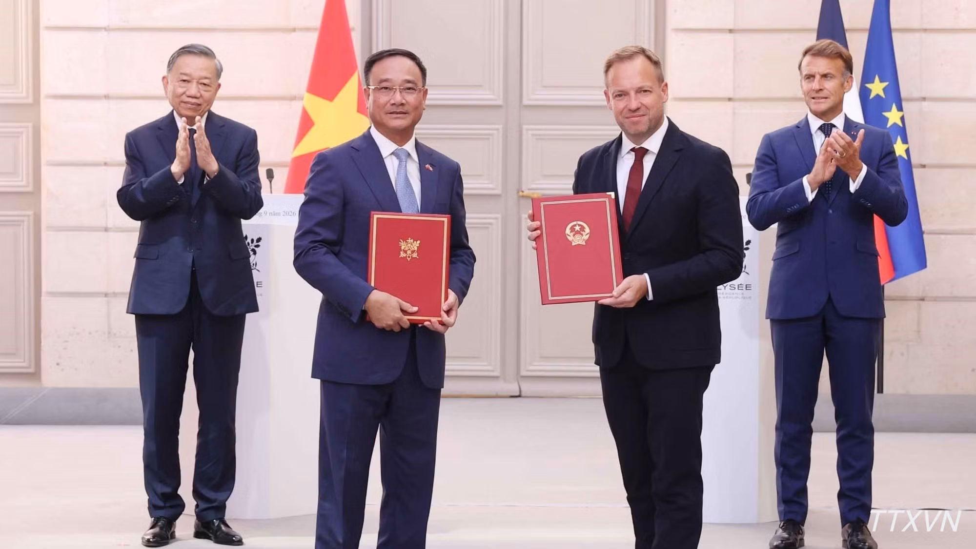 [Foto] Máximo dirigente vietnamita y presidente francés presencian intercambio firmas de documentos de cooperación
