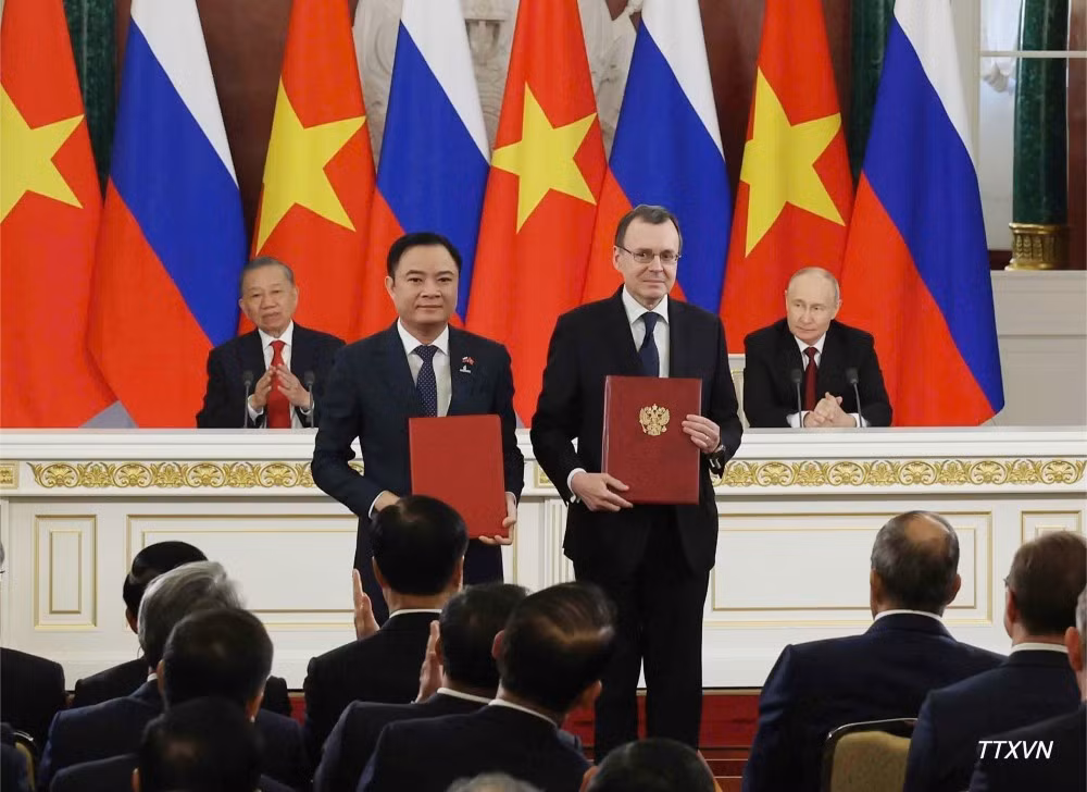Los dirigentes de Vietnam y Rusia presencian la entrega de documentos de cooperación bilateral. (Foto: VNA)