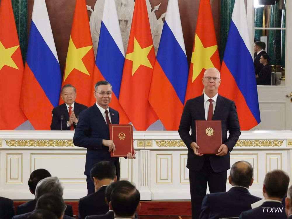 Los máximos dirigentes de Vietnam y Rusia presencian la entrega de documentos de cooperación bilateral. (Foto: VNA)