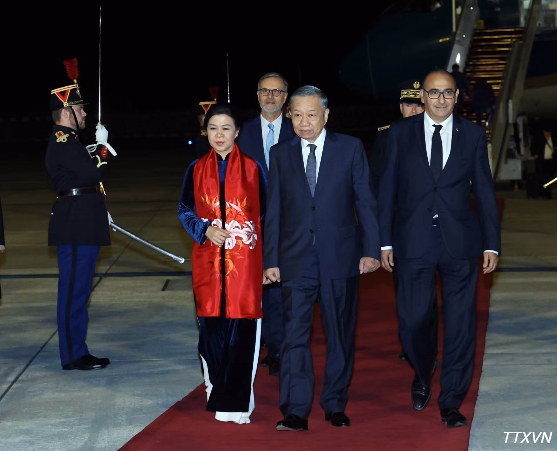 [Foto] Máximo dirigente vietnamita inicia visita oficial a Francia para participar en Cumbre Espacial