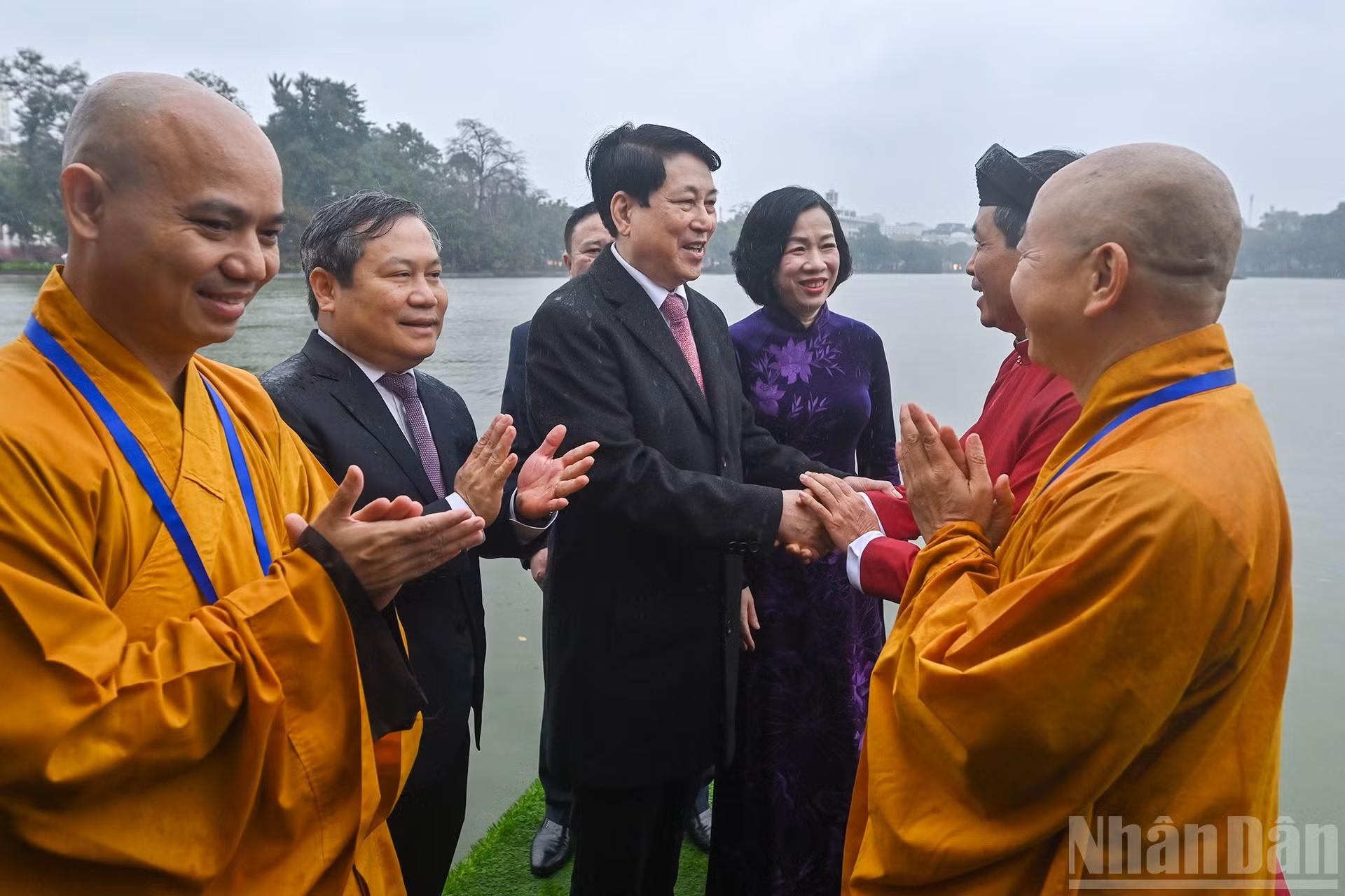 El presidente Luong Cuong y su esposa, Nguyen Thi Minh Nguyet, junto con delegados y compatriotas vietnamitas en el acto.