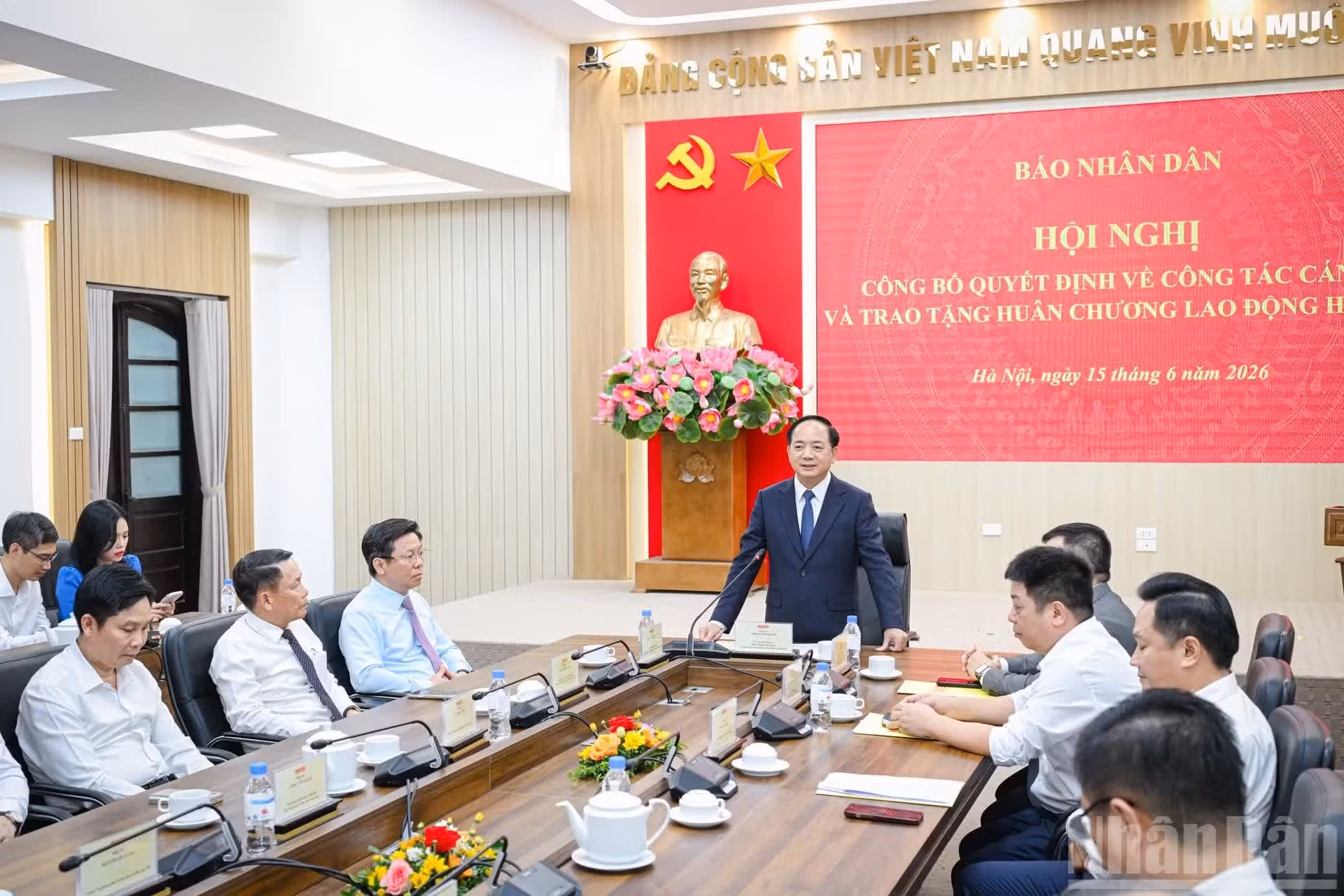 Trinh Van Quyet, miembro del Buró Político, secretario del Comité Central del Partido y jefe de la Comisión de Propaganda y Movilización de Masas del Comité Central del PCV, pronuncia un discurso de orientación y asigna las tareas correspondientes durante la conferencia.