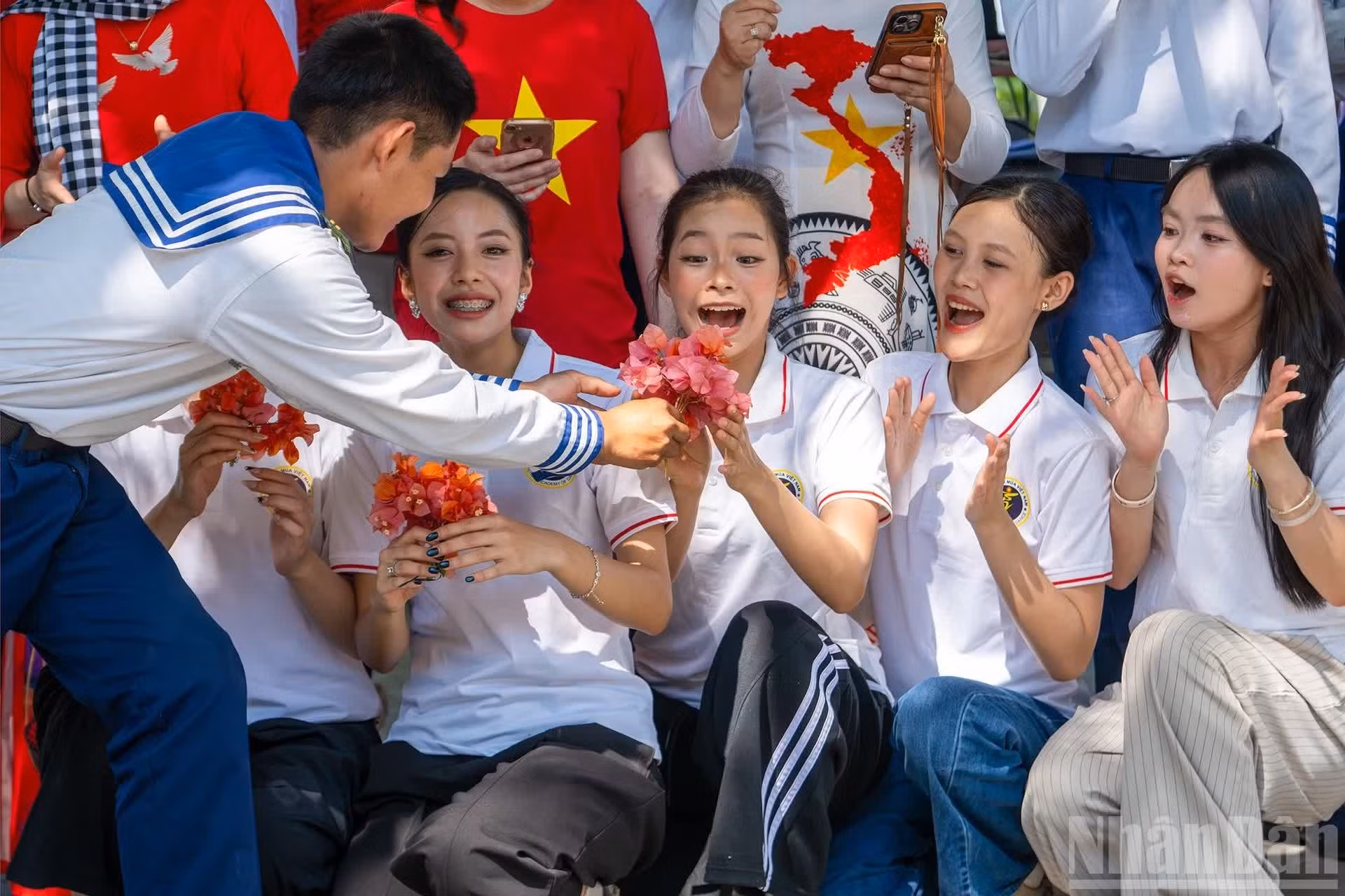 Los estudiantes y soldados en la isla Truong Sa interpretan una coreografía en la canción “Vietnam: Orgullo de seguir los pasos hacia el futuro”, del compositor Nguyen Van Chung.