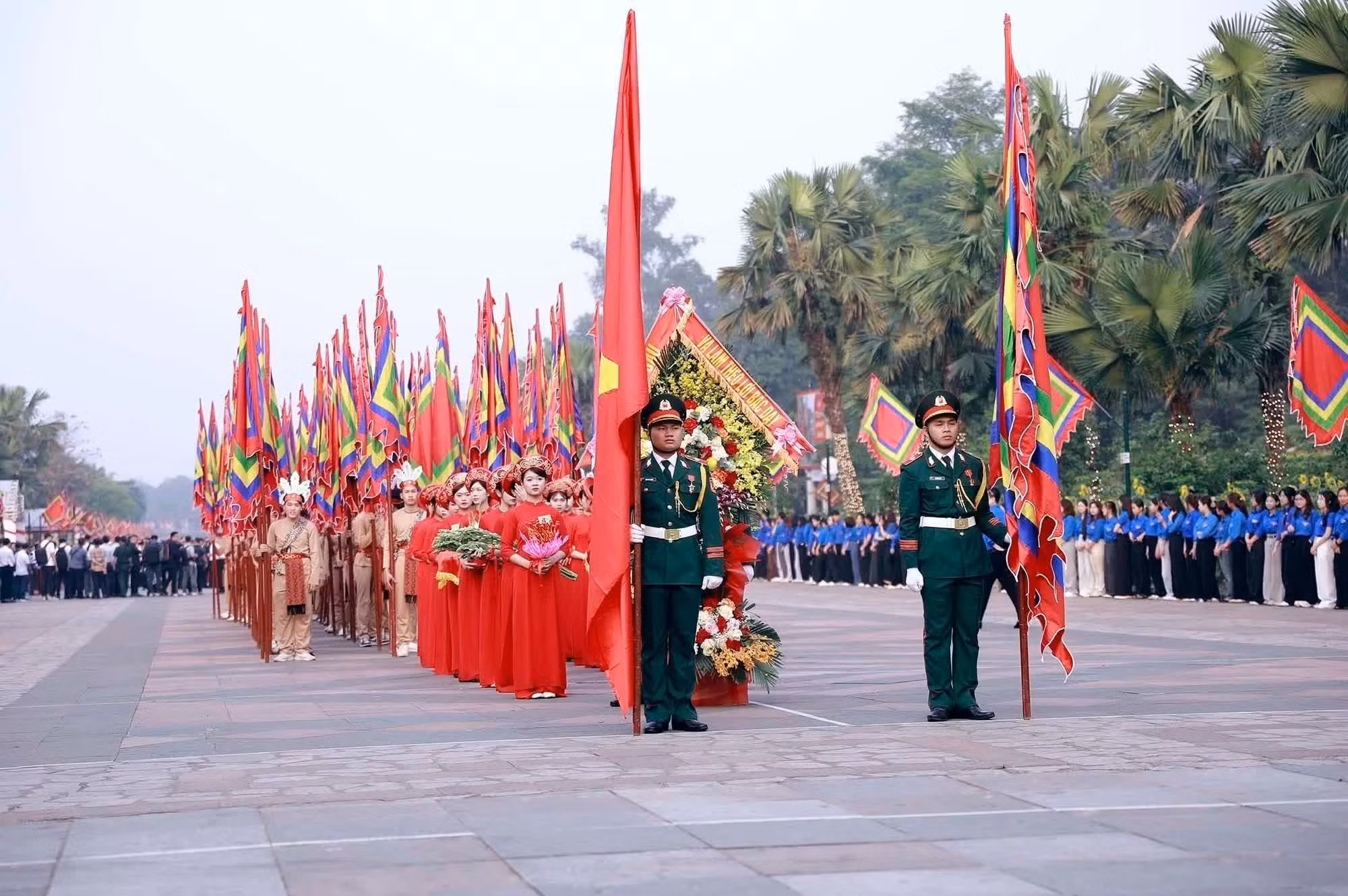 El cortejo ceremonial con palanquines se prepara para iniciar la procesión. (Foto: Hoang Hung/VNA)