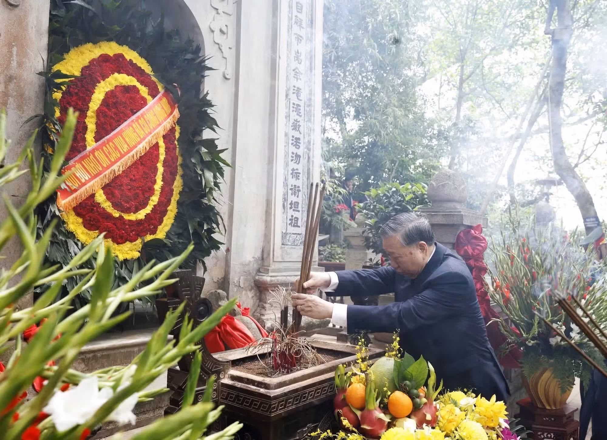 To Lam ofrece incienso y flores en homenaje en el Monumento dedicado a los Reyes Hung. (Foto: Thong Nhat/VNA)