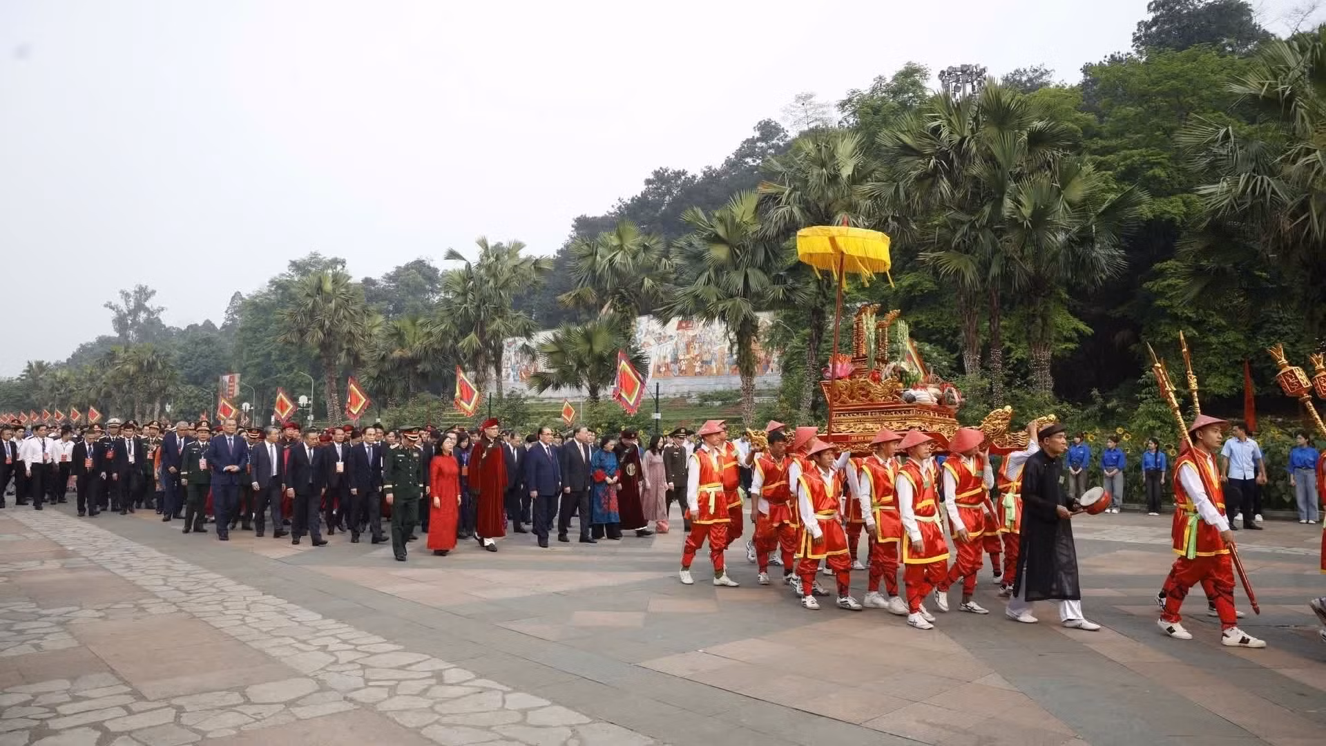 El secretario general del PCV y presidente de Vietnam, To Lam, junto con dirigentes y exlíderes del Partido y del Estado, sube al monte Nghia Linh para rendir homenaje a los Reyes Hung. (Foto: Thong Nhat/VNA)