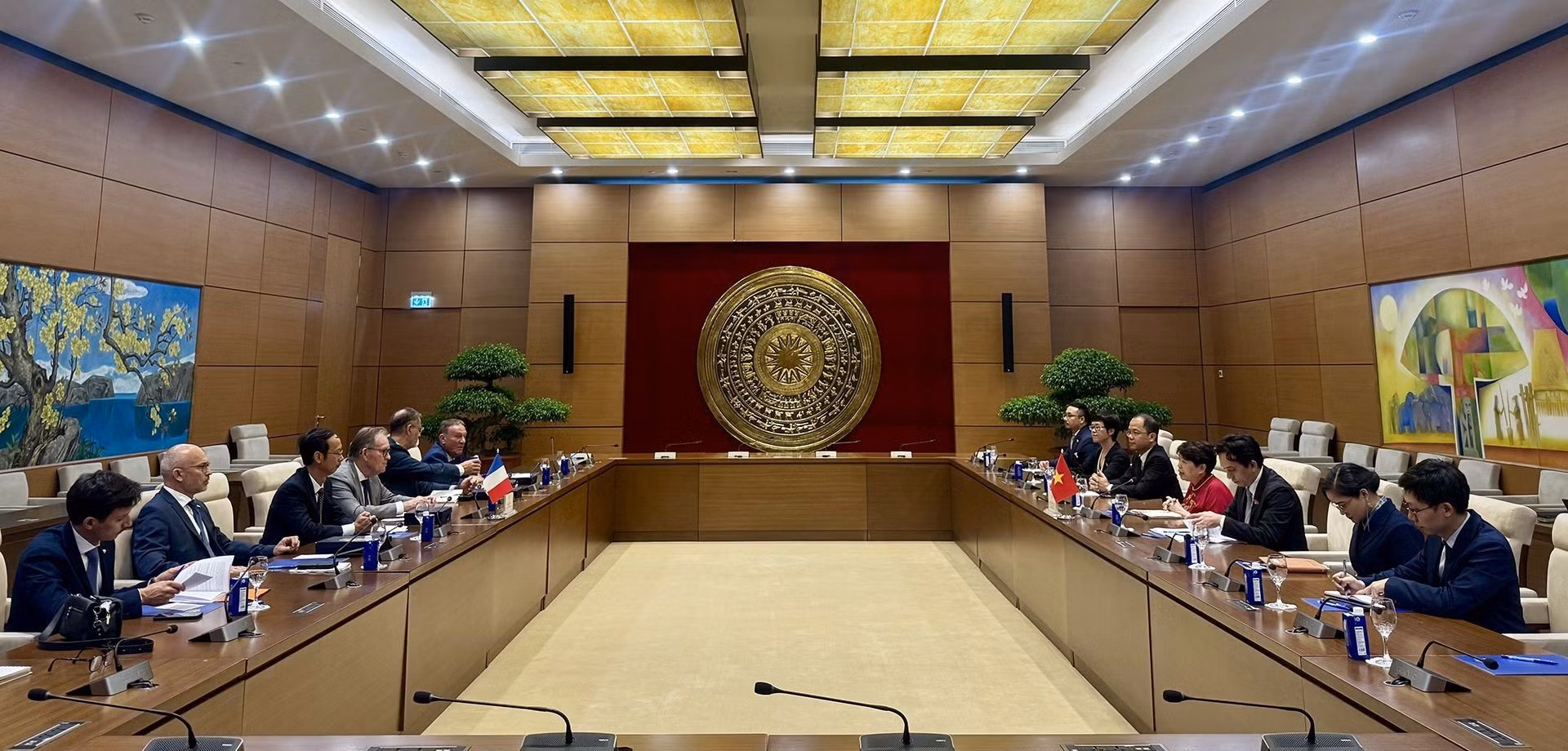 vna-potal-pho-truong-ban-chinh-sach-chien-luoc-tw-chu-tich-nhomt-phap-hoi-dam-voi-doan-nhom-nghi-si-huu-nghi-phap-viet-8283285-1920x920.jpg