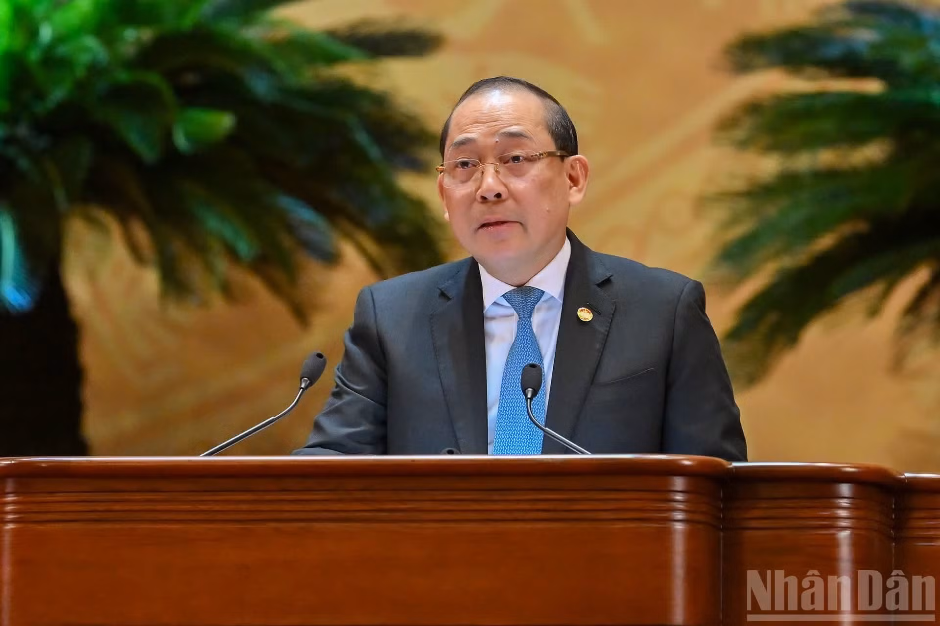 El vicepresidente del Comité Central del FPV, Hoang Cong Thuy, presenta el proyecto de modificación y complementación de los Estatutos del FPV.