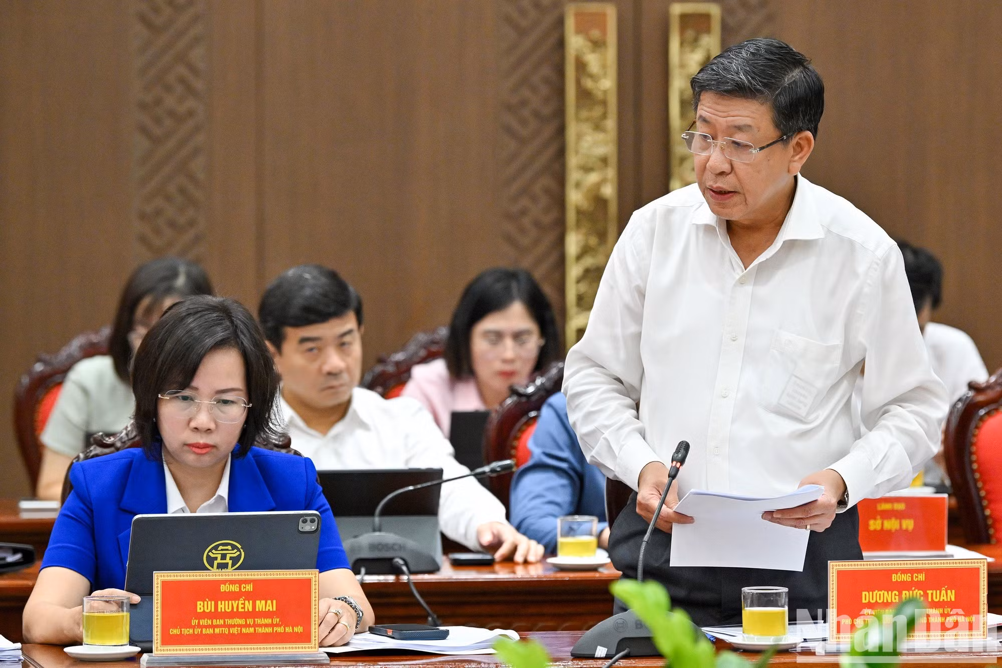 El vicepresidente permanente del Comité Popular de Hanói, Duong Duc Tuan, interviene en la reunión.