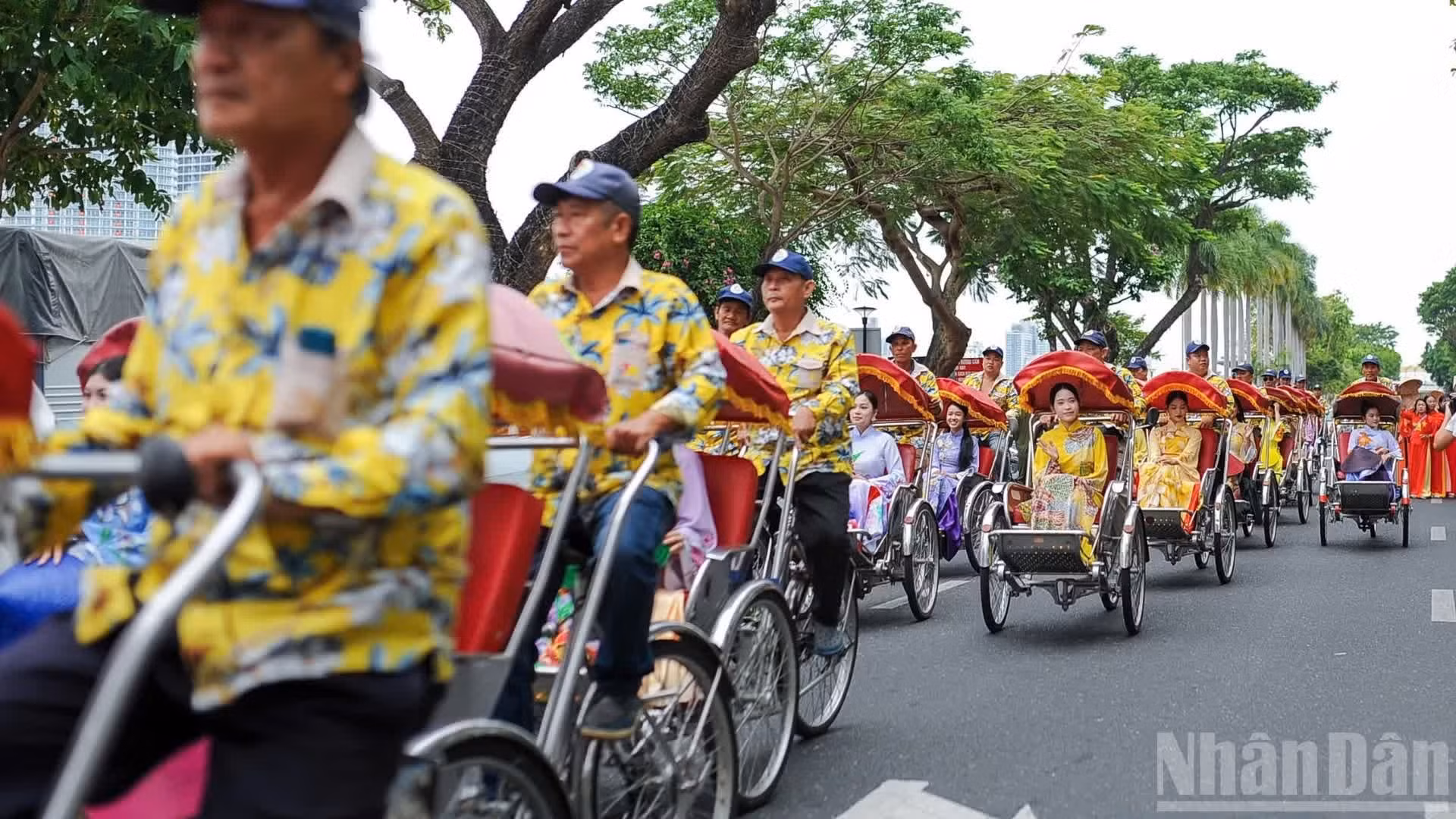 El programa incluye una caminata en ao dai y un desfile con 55 ciclo-taxis a lo largo de la calle Bach Dang.