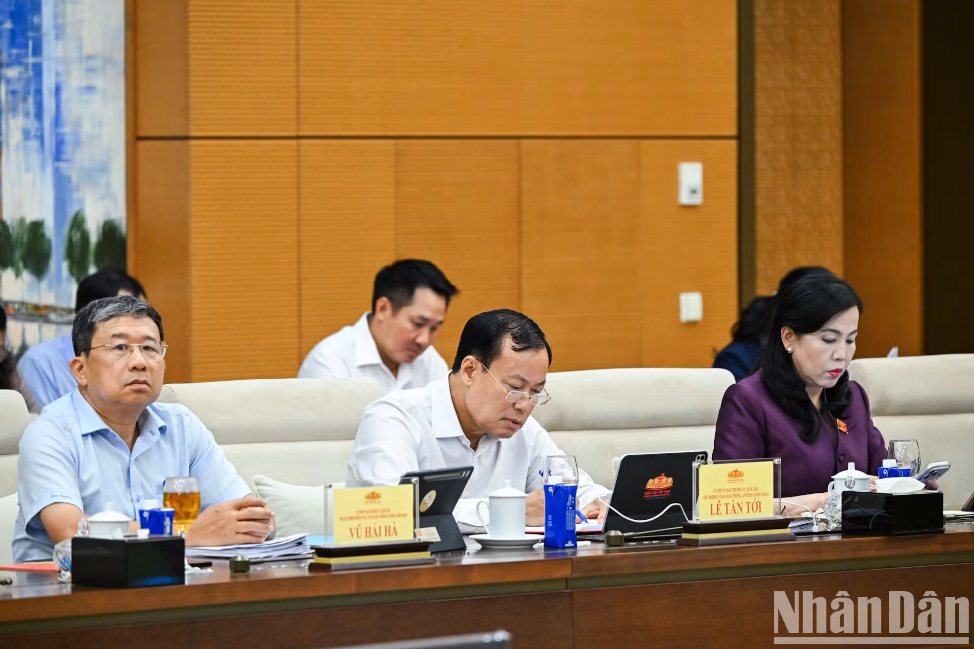 Miembros del Comité Permanente de la Asamblea Nacional asisten a la reunión. (Foto: DUY LINH)
