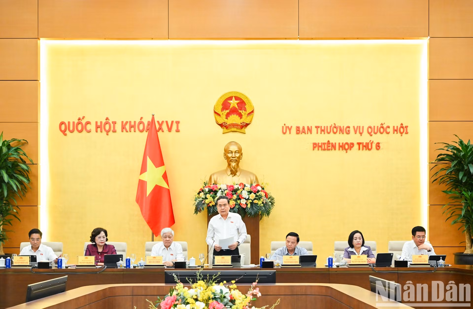 El presidente de la Asamblea Nacional, Tran Thanh Man, y los vicepresidentes del Parlamento presiden y dirigen la reunión. (Foto: DUY LINH)