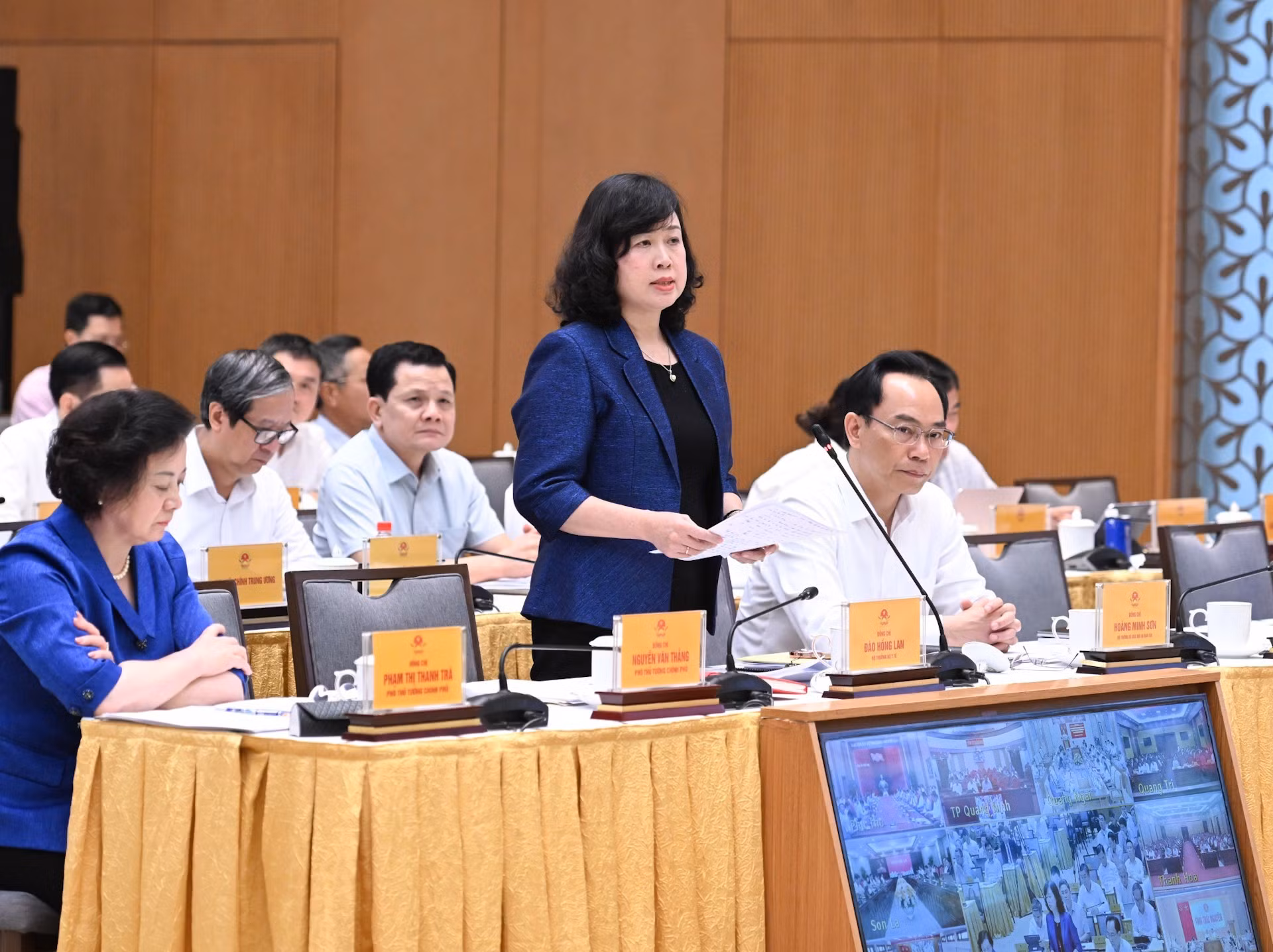 La ministra de Salud, Dao Hong Lan, habla en la reunión.