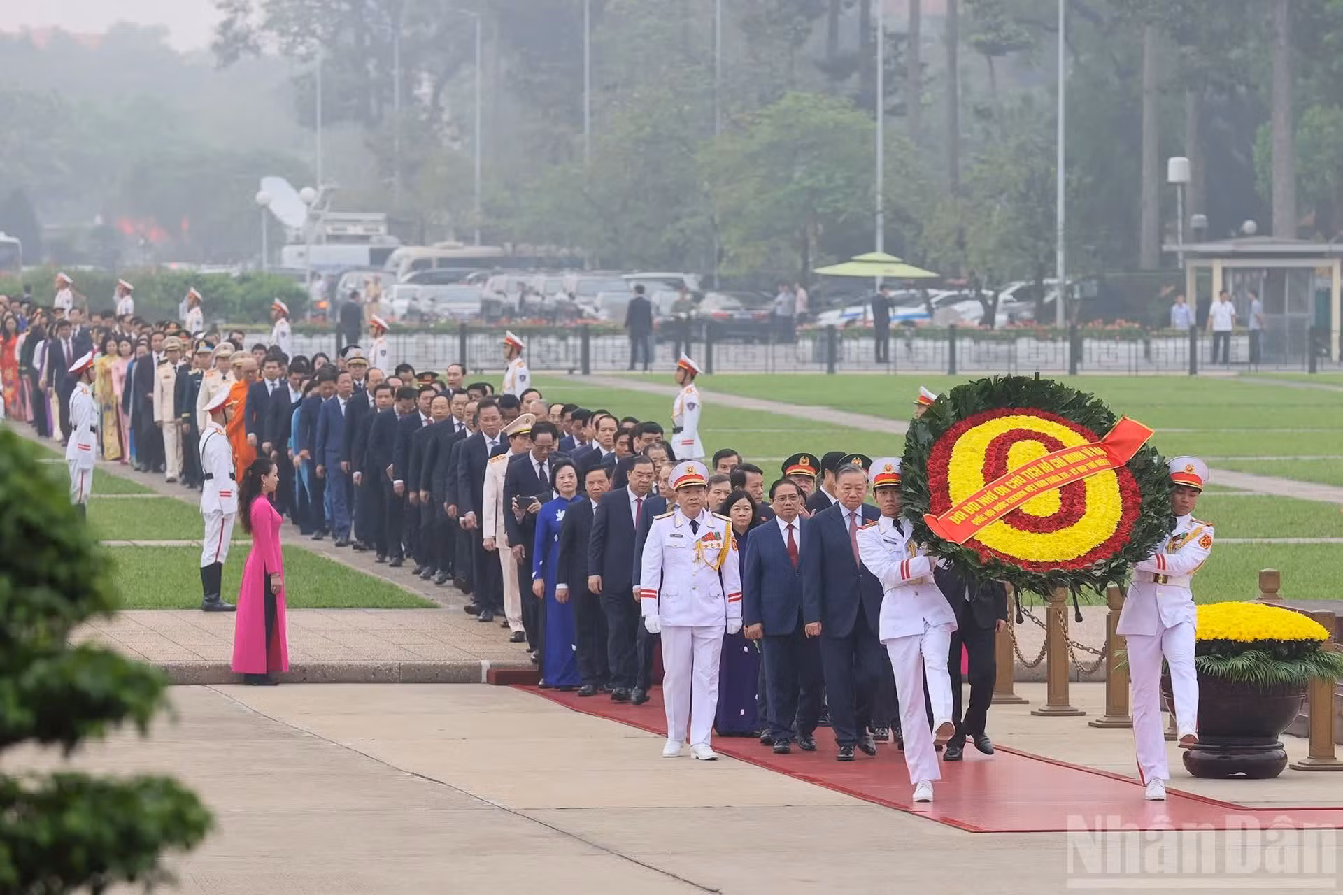 A las 7:00 de la mañana, la delegación de la Asamblea Nacional, encabezada por el secretario general To Lam, el presidente Luong Cuong, el primer ministro Pham Minh Chinh, el presidente de la Asamblea Nacional Tran Thanh Man, junto con otros dirigentes del Partido y del Estado, parte desde la calle Bac Son hacia el Mausoleo para rendir homenaje al Presidente Ho Chi Minh.