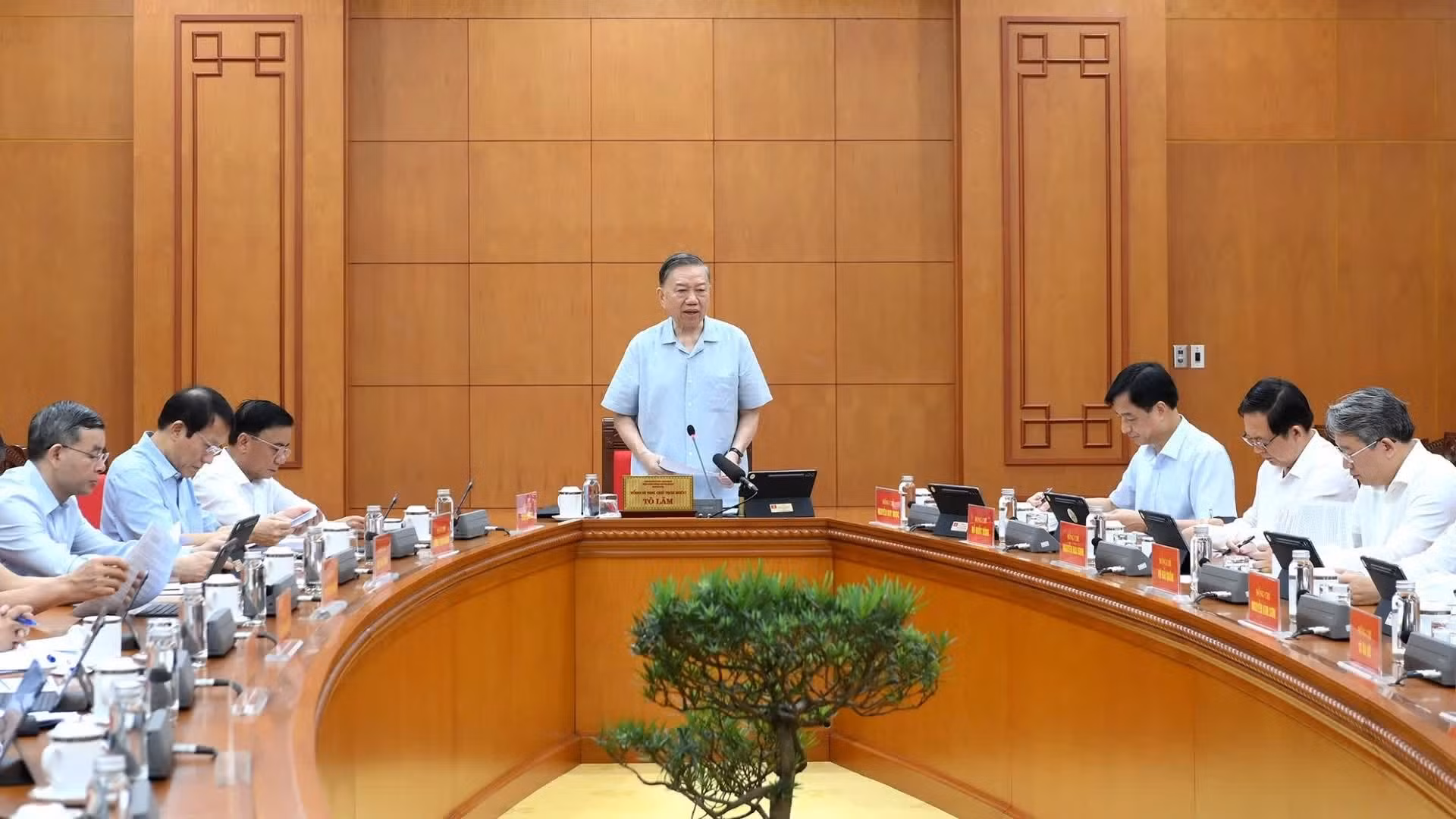 El secretario general del PCV y presidente del país, To Lam, preside la reunión de trabajo. (Foto: DANG KHOA)
