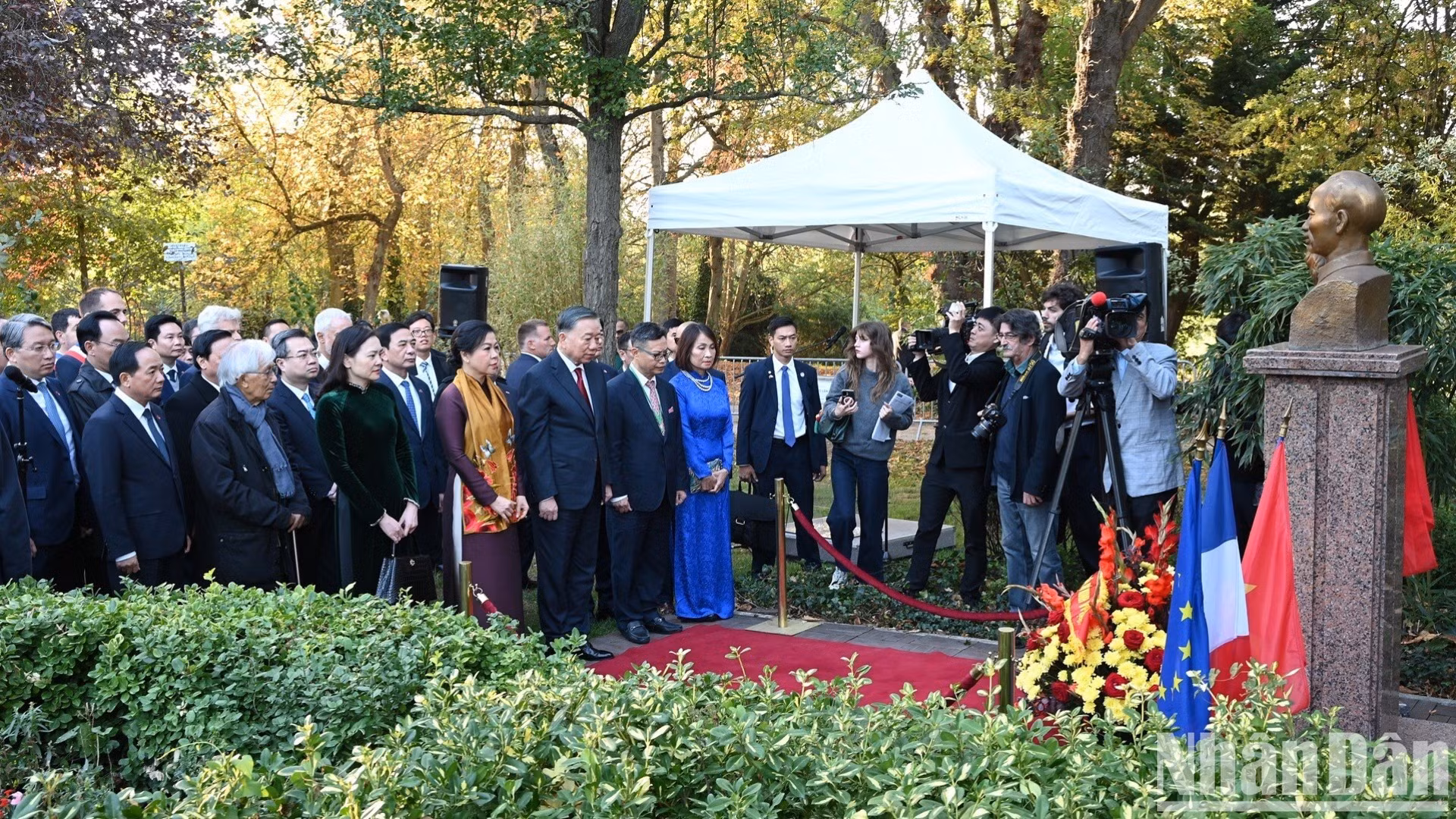 [Foto] Máximo dirigente vietnamita rinde homenaje al Presidente Ho Chi Minh en Montreuil