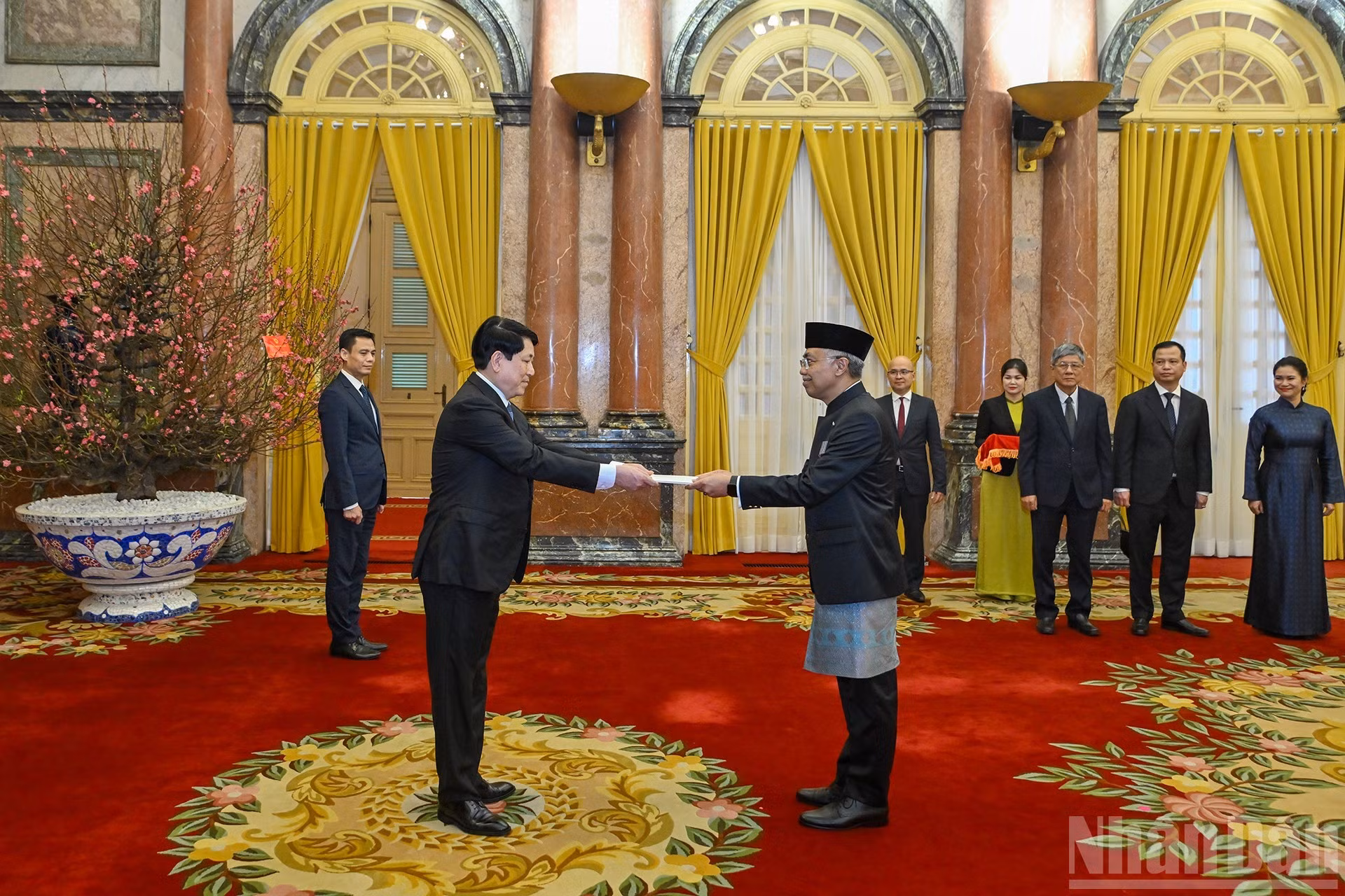 El presidente de Vietnam, Luong Cuong, recibe las cartas credenciales del embajador de Indonesia en Vietnam, Adam Mulawarman Tugio.