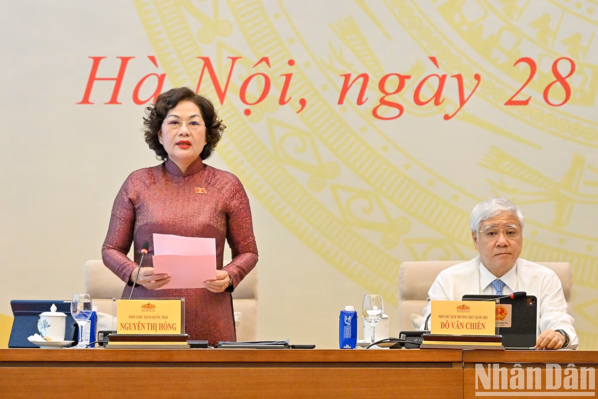 La vicepresidenta de la Asamblea Nacional, Nguyen Thi Hong, dirige la sesión de debate sobre un grupo de proyectos legislativos en materia económica y financiera, entre ellos los relativos a la modificación y complementación de varios artículos de la Ley de Valores; la Ley de Contabilidad y la Ley de Auditoría Independiente; y la Ley de Apoyo a las Pequeñas y Medianas Empresas.