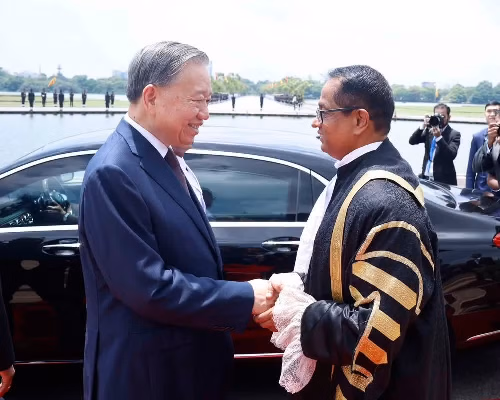 El presidente del Parlamento de Sri Lanka, Jagath Wickramaratne, despide al secretario general del PCV y presidente de Vietnam, To Lam. (Foto: Thong Nhat/VNA)