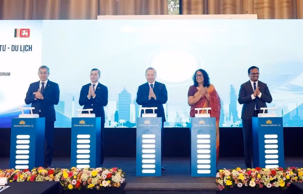 To Lam, la primera ministra de Sri Lanka, Harini Amarasuriya, y delegados participan en la ceremonia de lanzamiento de la ruta aérea Colombo-Ciudad Ho Chi Minh de Vietnam Airlines. (Foto: Thong Nhat/VNA)