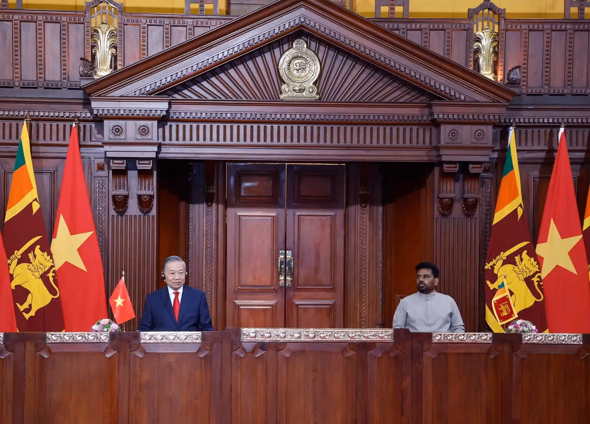 El secretario general del PCV y presidente de Vietnam, To Lam, y el presidente de Sri Lanka, Anura Kumara Dissanayake, se reúnen con la prensa. (Foto: Thong Nhat/VNA)