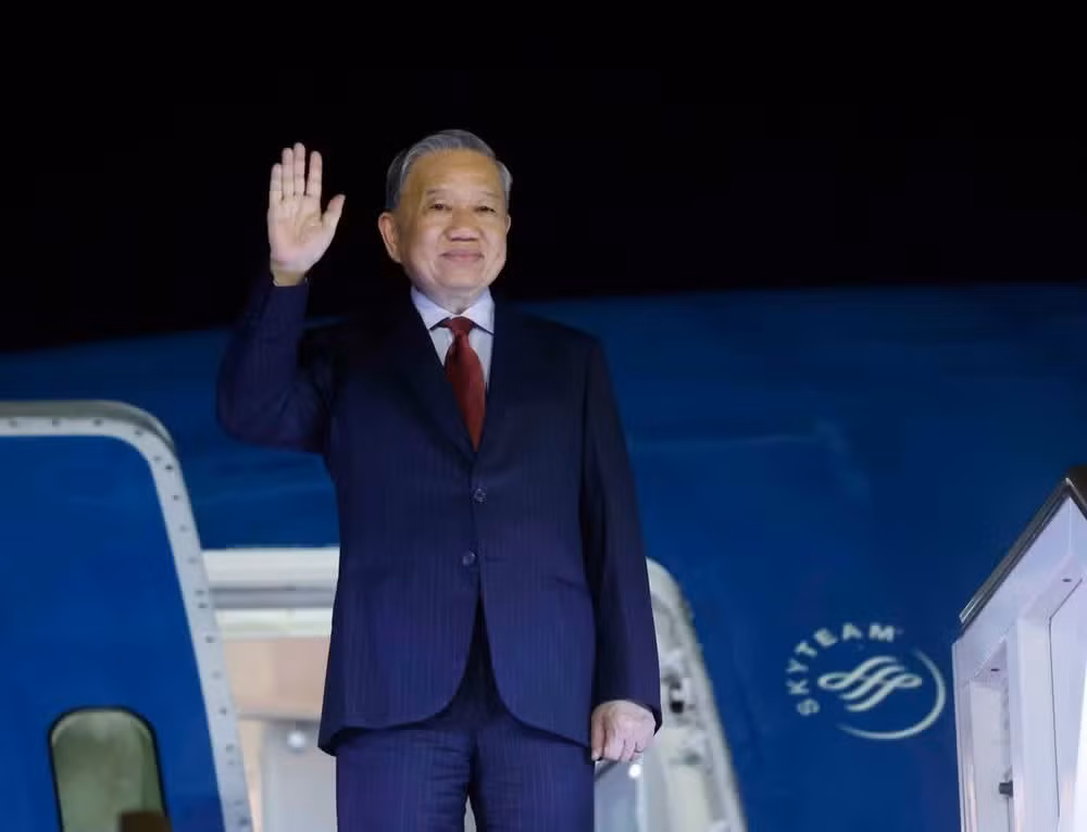 El secretario general del PCV y presidente de Vietnam, To Lam, llega al Aeropuerto Internacional de Bandaranaike, en Colombo. (Foto: Thong Nhat/VNA)