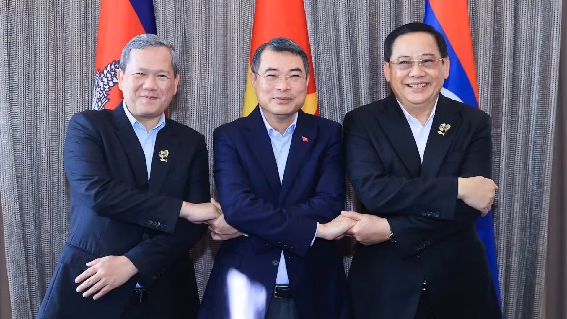 El primer ministro de Vietnam, Le Minh Hung, junto a sus similares de Camboya, Hun Manet, y de Laos, Sonexay Siphandone, durante el desayuno y encuentro de trabajo. (Foto: Duong Giang/VNA)