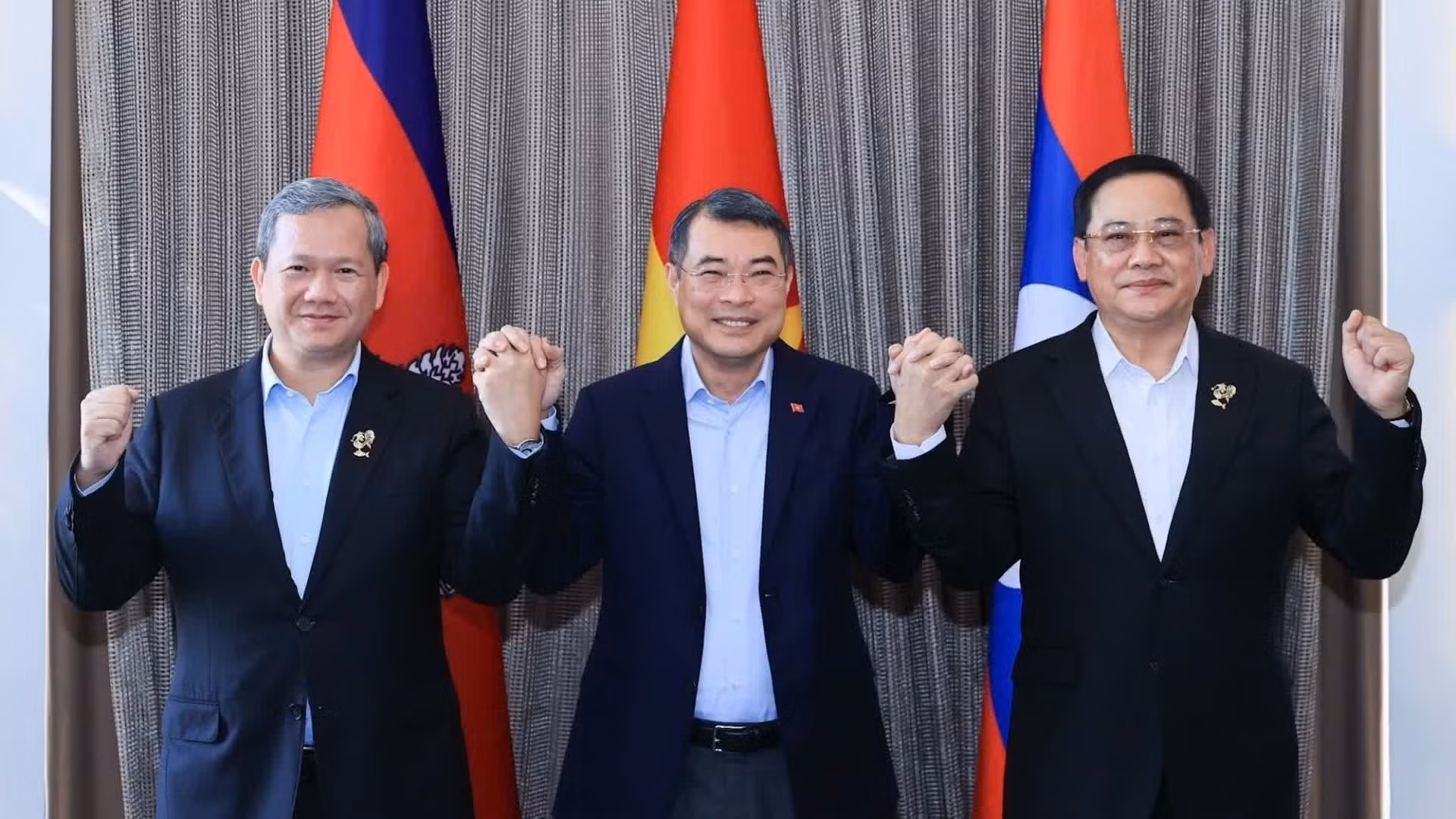 El primer ministro de Vietnam, Le Minh Hung, junto a sus pares de Camboya y Laos. (Foto: Duong Giang/VNA)