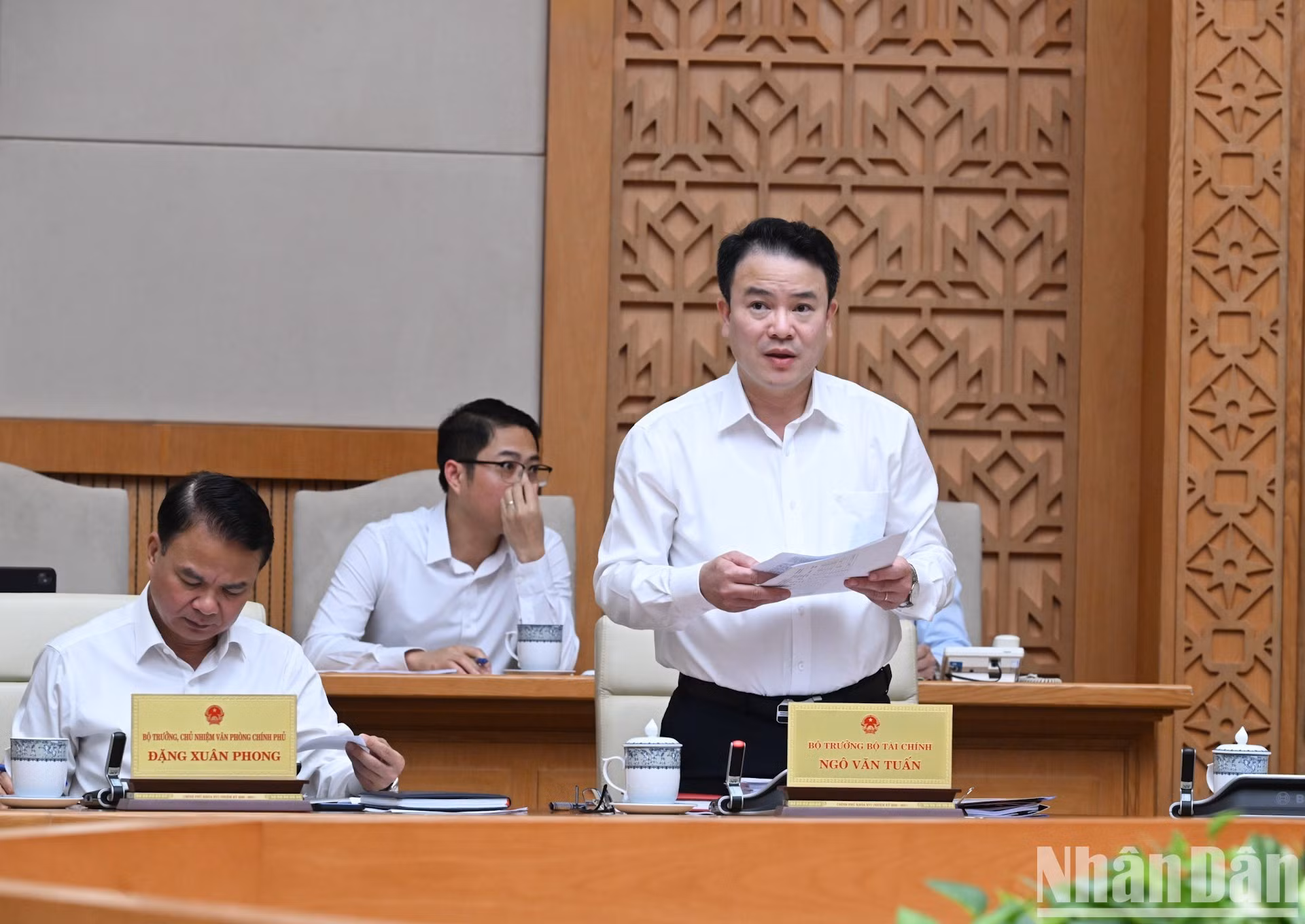 El viceministro de Finanzas Tran Quoc Phuong informa sobre la situación socioeconómica en agosto y en los primeros ocho meses de 2026.
