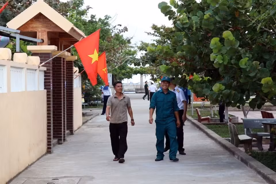 La bandera roja con una estrella amarilla ilumina los patios de las viviendas en la isla Da Tay A. (Foto: VNA)