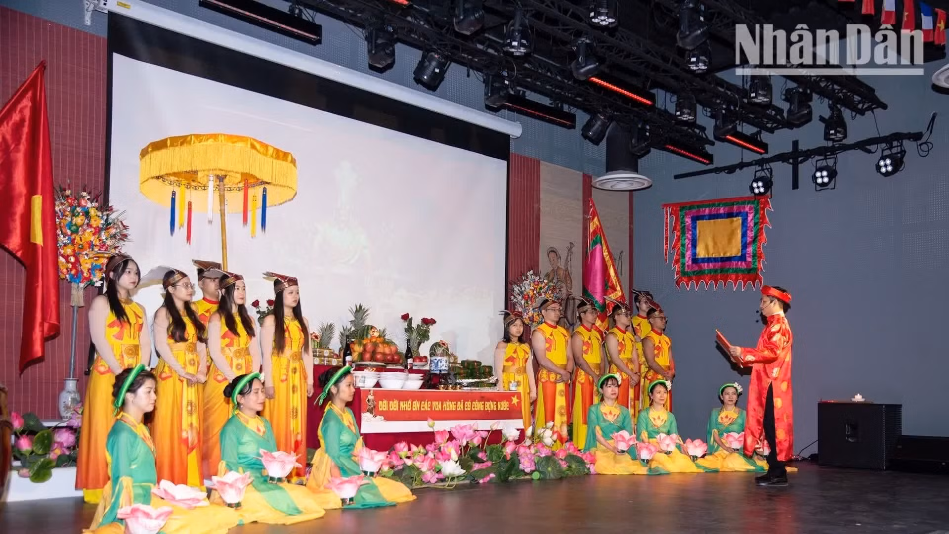 Dinh Ngoc Duc, director del Centro Cultural de Vietnam en Francia y maestro de ceremonias del rito de ofrenda de incienso, lee la oración ceremonial.