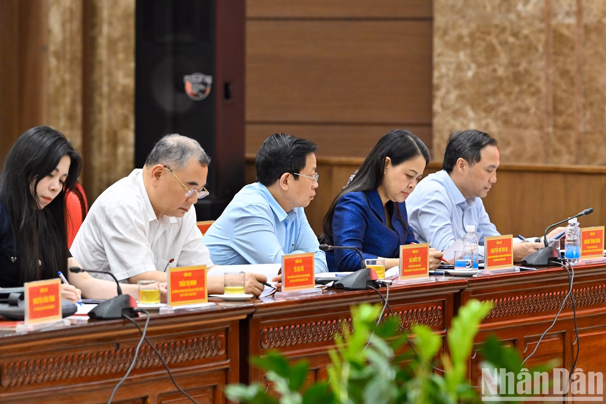 Miembros del Equipo de Inspección y Supervisión participan en la reunión.